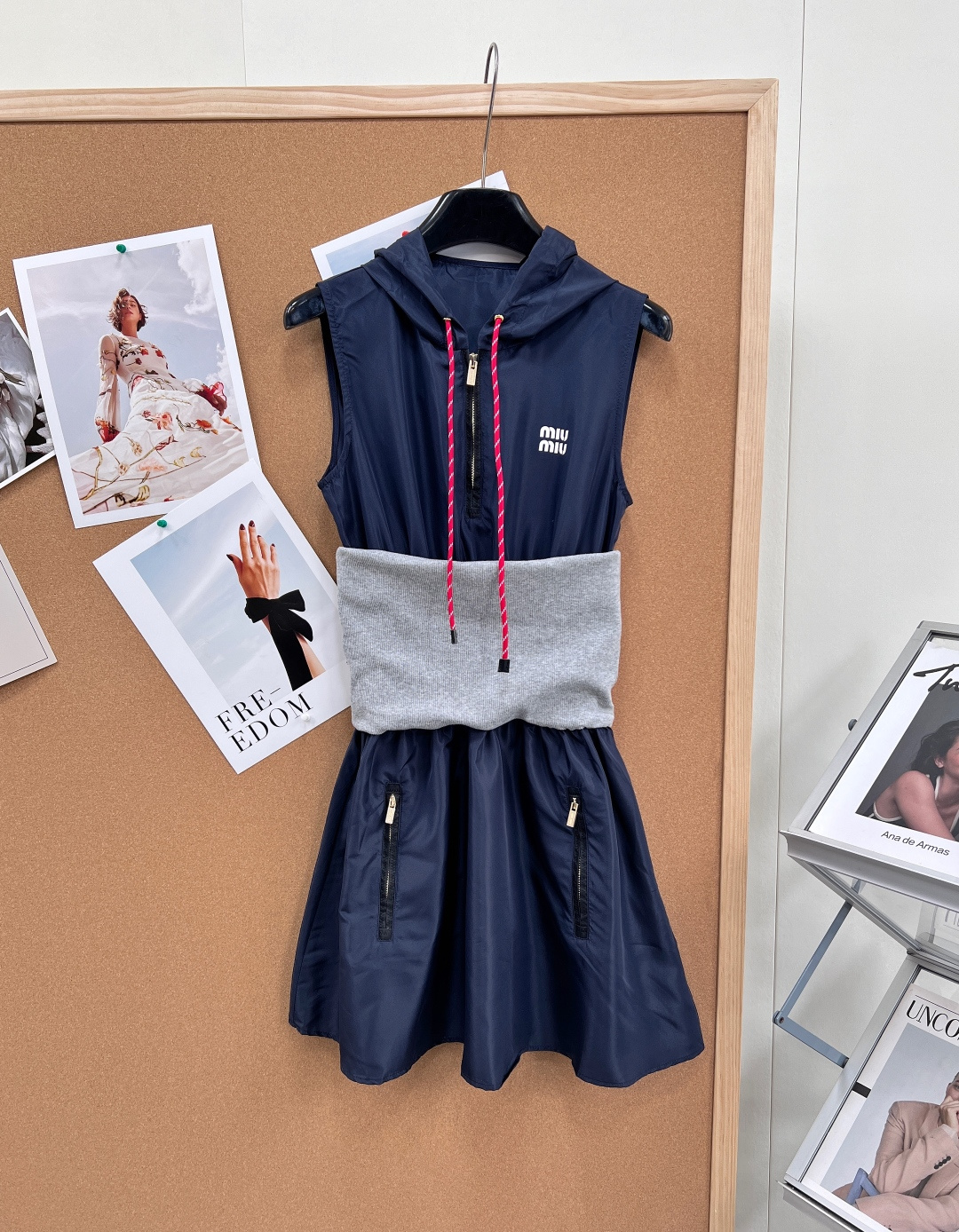 🆕MIU MIU 新款26SS撞色拼接科技织物连帽连衣裙▫️面料甄选定制机能科技织物，透气速干、耐磨抗皱