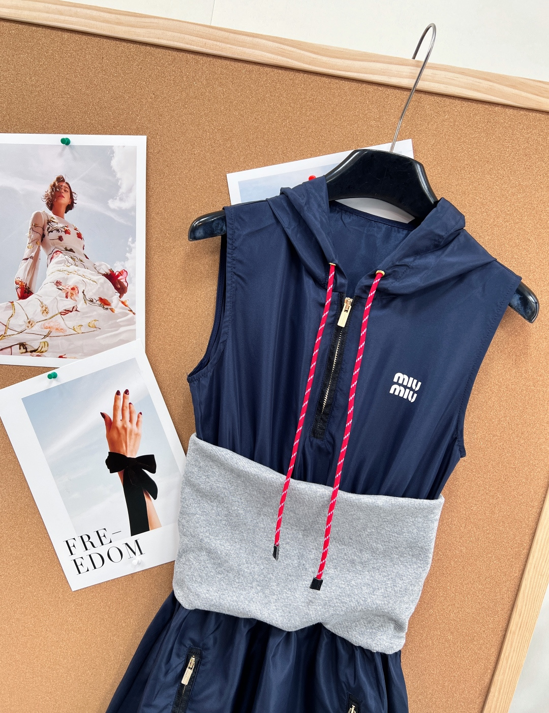 🆕MIU MIU 新款26SS撞色拼接科技织物连帽连衣裙▫️面料甄选定制机能科技织物，透气速干、耐磨抗皱