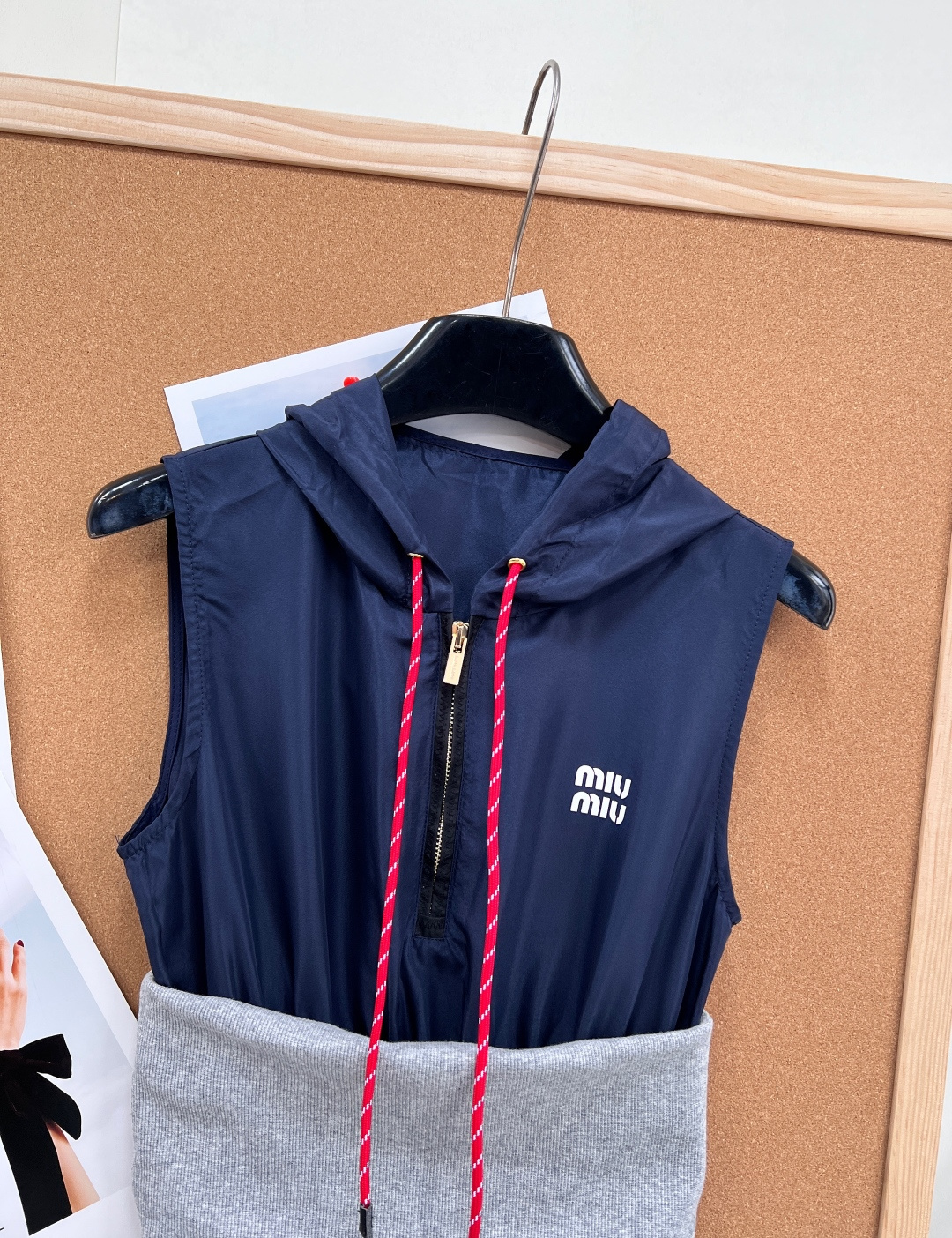 🆕MIU MIU 新款26SS撞色拼接科技织物连帽连衣裙▫️面料甄选定制机能科技织物，透气速干、耐磨抗皱
