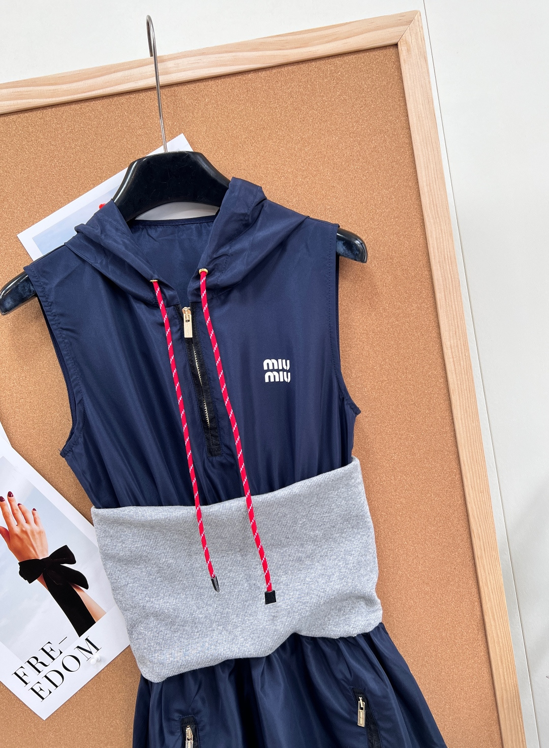 🆕MIU MIU 新款26SS撞色拼接科技织物连帽连衣裙▫️面料甄选定制机能科技织物，透气速干、耐磨抗皱