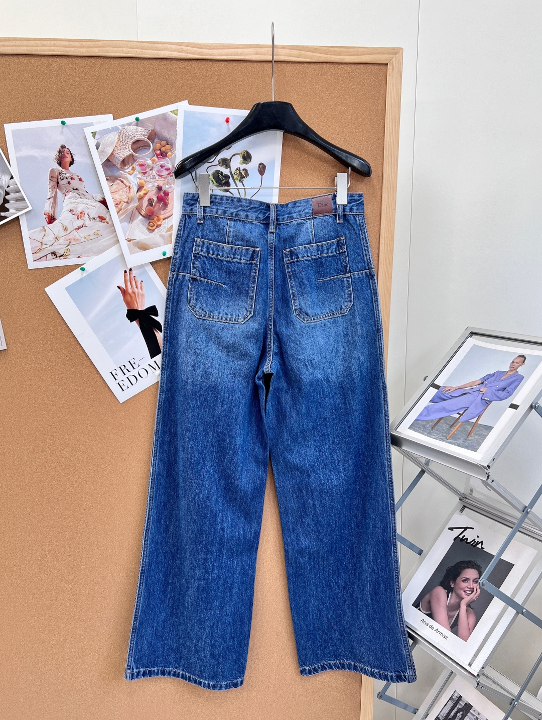 🆕DIOR2026春夏新款撞色拼接logo阔腿牛仔长裤✅面料工艺甄选高支纯棉牛仔面料，双层酵素洗水+固色