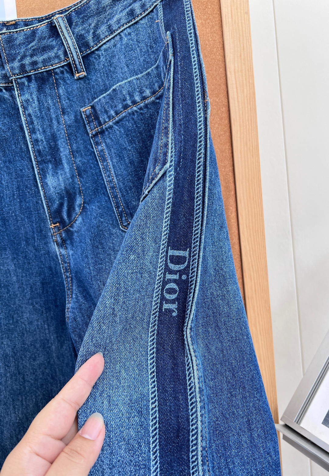 🆕DIOR2026春夏新款撞色拼接logo阔腿牛仔长裤✅面料工艺甄选高支纯棉牛仔面料，双层酵素洗水+固色