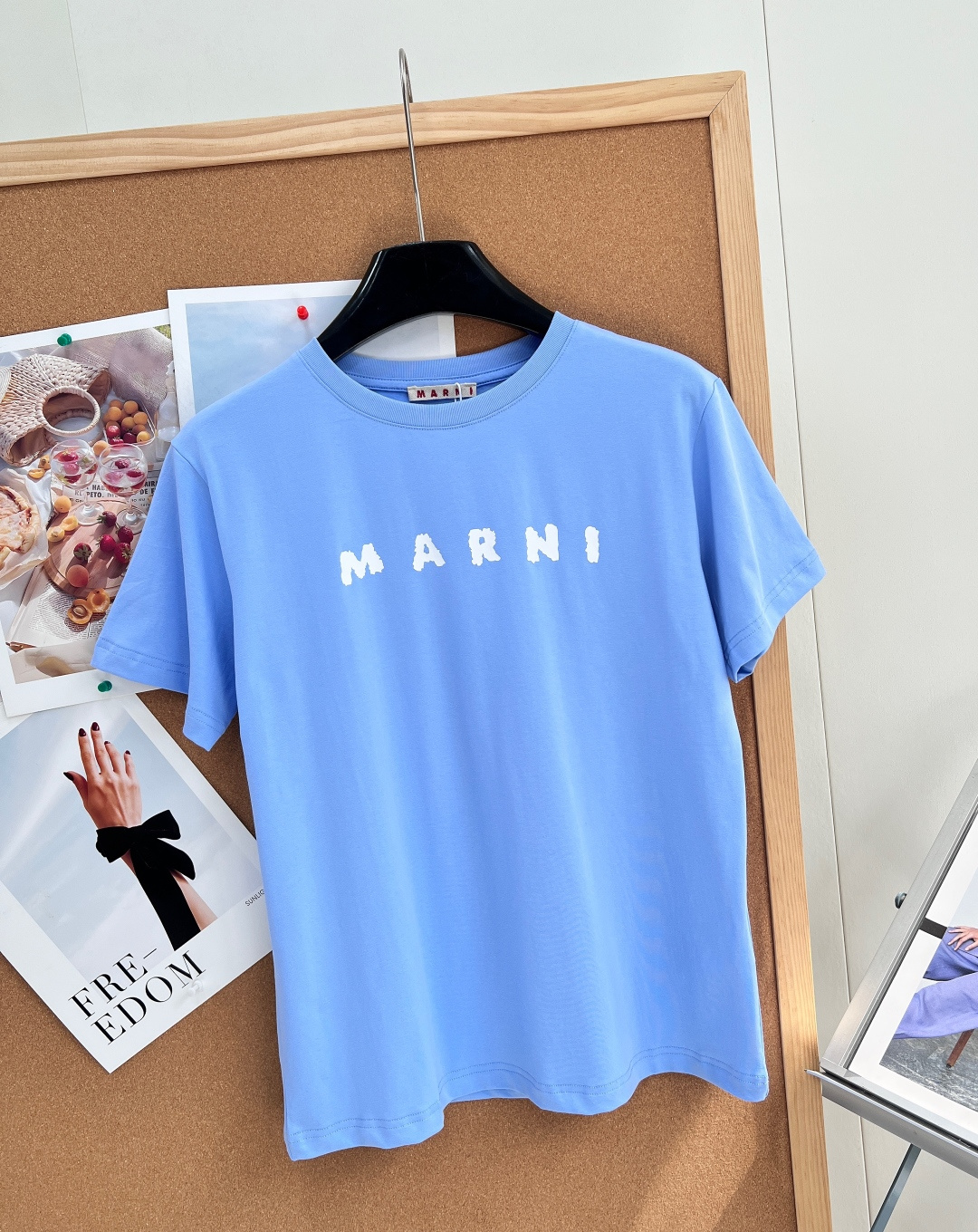 🆕26春夏MARNI经典字母短袖T恤✨辨识度拉满的斑驳做旧LOGO印花，随性又有艺术氛围感甄选高支精梳棉