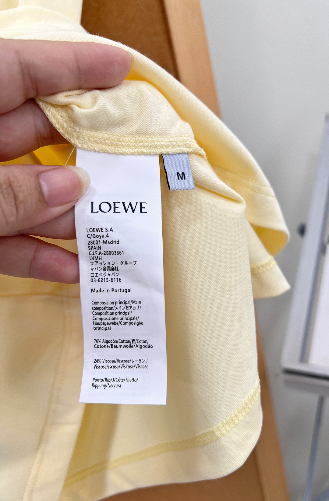 🆕 LOEWE 徽标刺绣小飞袖修身短袖T恤✨ 低调奢华，细节至上 —— LOEWE 经典徽标以精致刺绣点