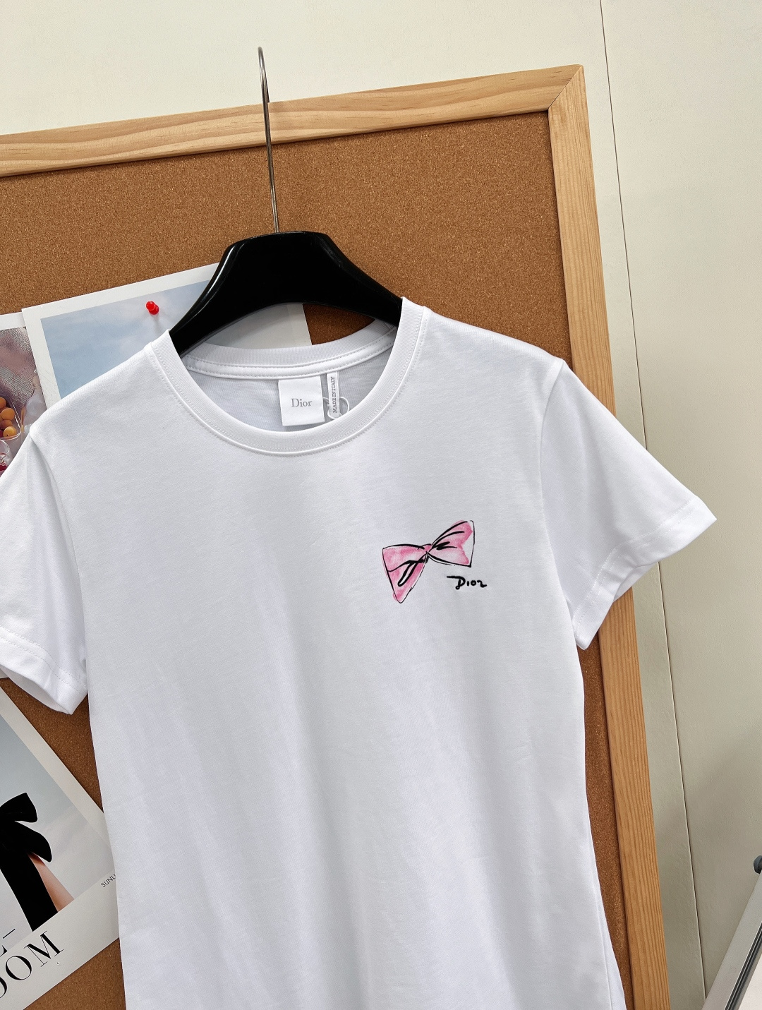 🆕Dior新款手绘蝴蝶结圆领短袖｜原版1:1打版复刻，精选高克重精梳双股棉，触感软糯细腻，透气吸汗，上身
