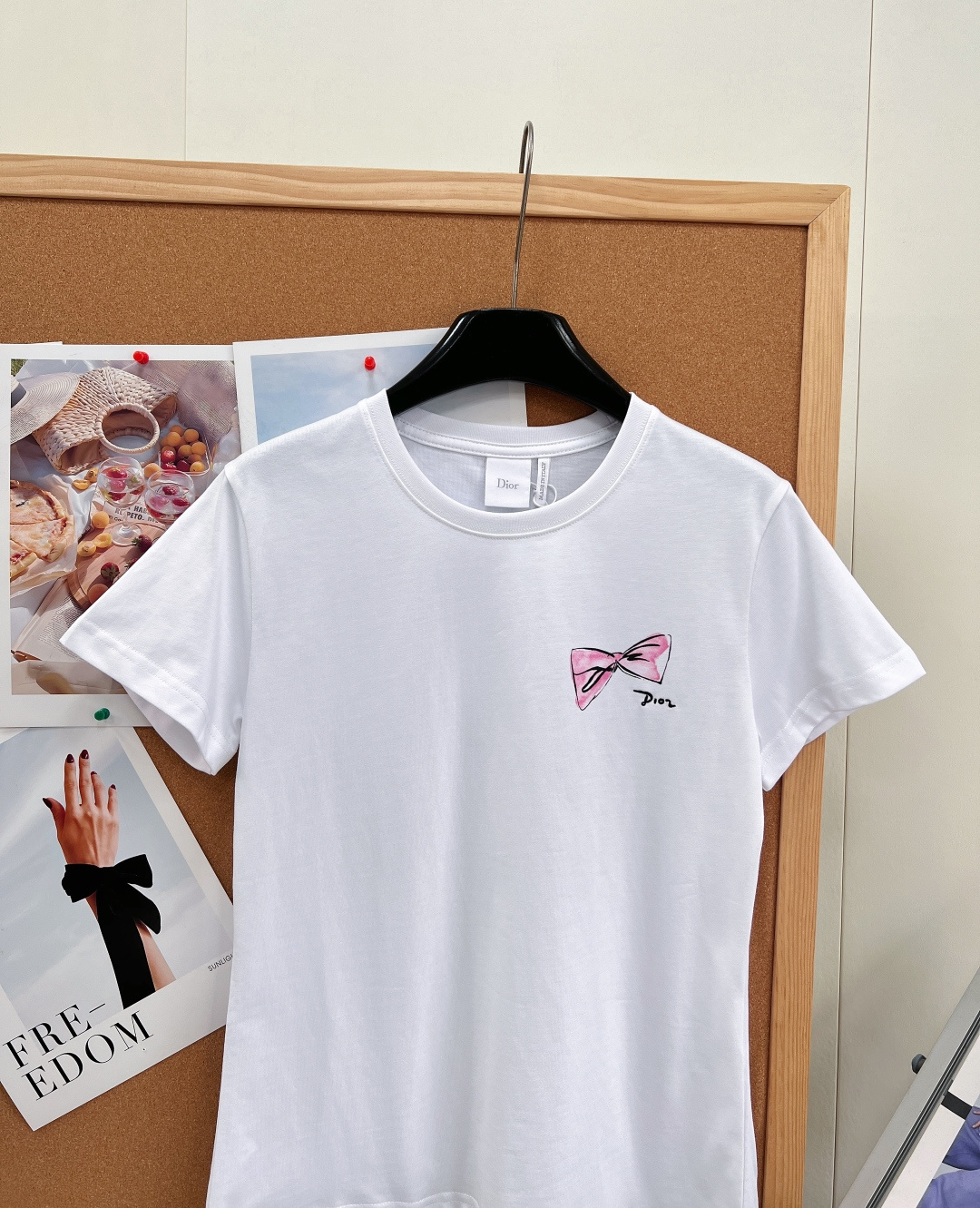 🆕Dior新款手绘蝴蝶结圆领短袖｜原版1:1打版复刻，精选高克重精梳双股棉，触感软糯细腻，透气吸汗，上身