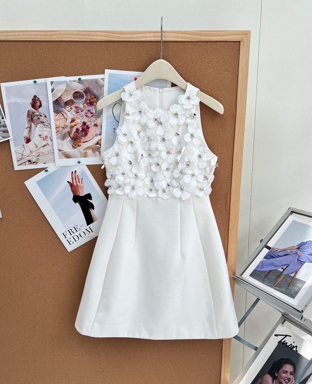 NO:901611,AIVEI spring and summer limited edition heavy industry three-dimensional flower nail diamond halter neck dress. The flowers are sewn all over the dress room, and it is a perfect little white dress for the daughter of a wealthy family. The halter neck is sleeveless and neat version. The upper body is hand-sewn with three-dimensional fabric flowers on a large area. The center of each flower is inlaid with exquisite rhinestones. The fine diamonds sparkle under the refraction of light. The sense of layering and sophistication are directly enhanced. The quality of heavy industry materials can be seen at a glance.  The high waistline split design cleverly optimizes the 37-point body proportions and tightens waist and abdominal fat; the lower body is equipped with a crisp and stylish A-shaped umbrella hem, which has its own shaping power and has an excellent effect of hiding the crotch and covering the flesh. The skirt is stretched and majestic when walking. The thick and anti-wrinkle custom suit fabric is selected.  The classic pure white is gentle and fairy-like, the pure black is cool and noble, and you can choose two colors as you like. It is suitable for date dinners, birthday parties, afternoon tea shop visits, and weddings as little dresses. Wearing them will make you a gentle and elegant heroine. Big goods!  size sml code,,skirts,business suit,19860909AIVEI春夏限定重工立体花朵钉钻挂脖连衣裙 把漫天繁花缝制在衣间,妥妥富家千金本命小白裙 挂脖无袖的利落版型,上身大面积手工缝制立体布艺花朵,每一朵花心都镶嵌精致水钻,光线折射下细碎闪钻熠熠生辉,层次感与精致度直接拉满,重工用料一眼就能看出品质. 高腰线分割设计,巧妙优化三七分身材比例,收紧腰腹赘肉；下身搭配挺括有型的A字伞摆,自带塑形力,藏胯遮肉效果绝佳,走动起来裙摆舒展大气. 甄选厚实抗皱的定制西装面料,版型立体不软塌,轻松撑起裙型,显瘦同时气场十足. 经典纯白温柔仙气,纯黑冷艳贵气,双色随心挑选.约会晚宴、生日派对、下午茶探店、婚礼当小礼服都很合适,穿上就是温柔优雅的氛围感女主.大货出！ 尺码sml 编码,,skirts,business suit,,Women's clothing