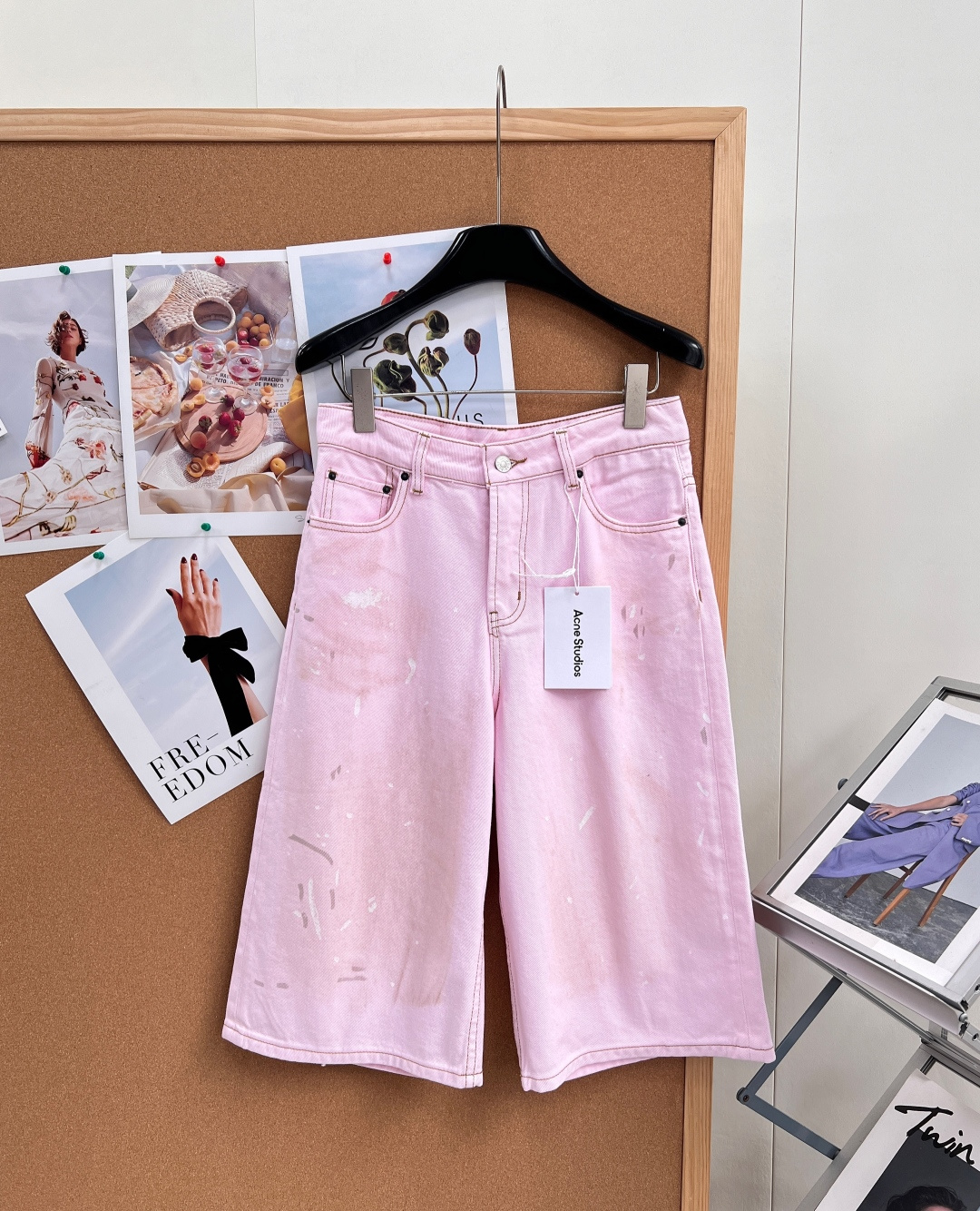 🆕Acne Studios 2026春夏限定粉色泼墨脏脏七分牛仔中裤上新甜酷粉调牛仔碰撞随性泼墨做旧肌理