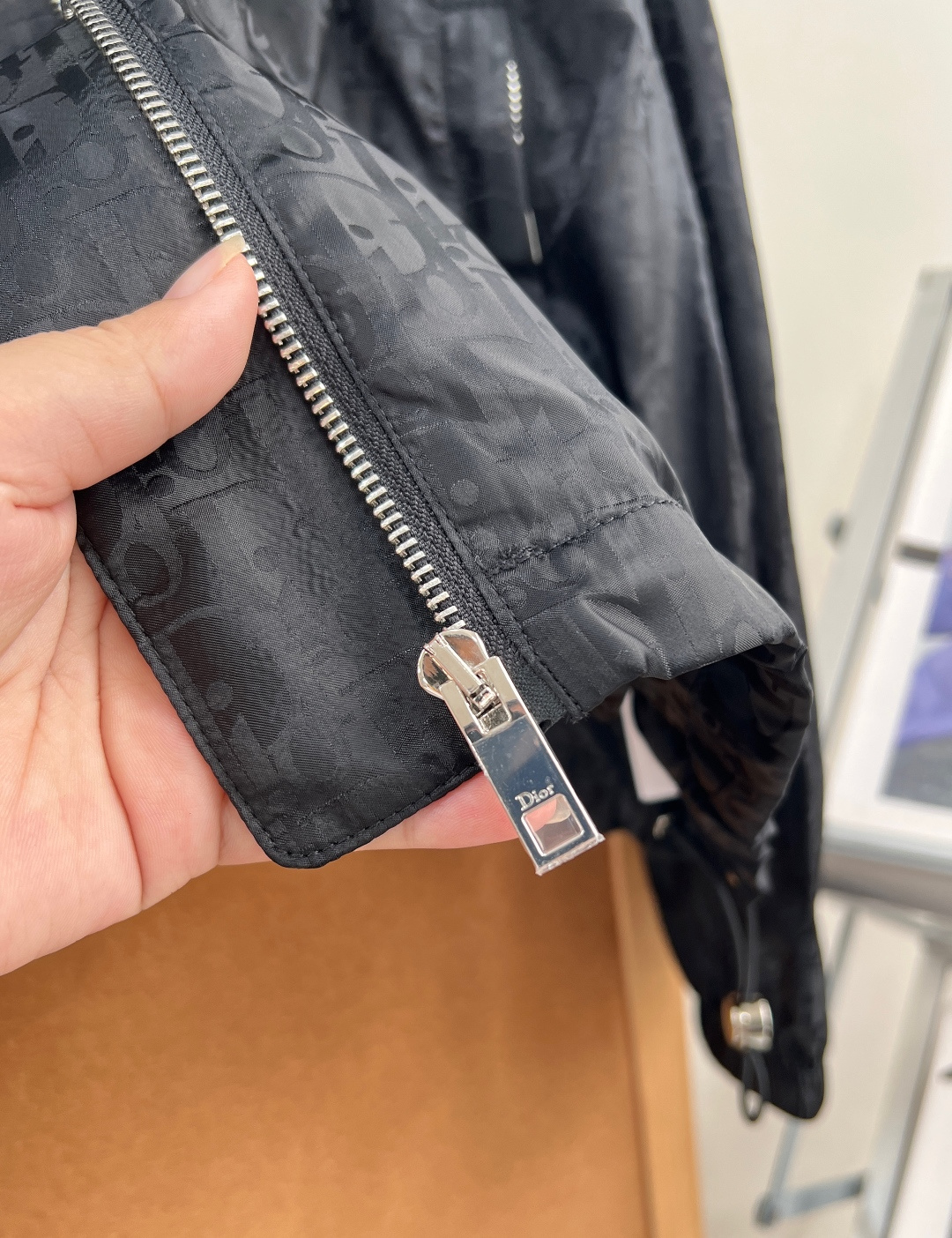 🆕DIOR Oblique提花满印防风连帽外套暗纹提花工艺，暗光之下纹理细腻浮现，摆脱直白logo的浮夸