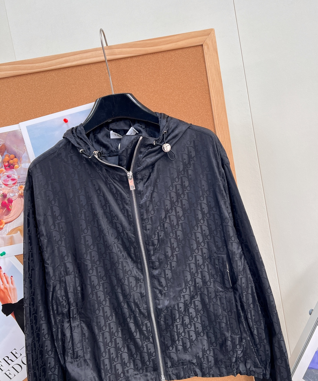 🆕DIOR Oblique提花满印防风连帽外套暗纹提花工艺，暗光之下纹理细腻浮现，摆脱直白logo的浮夸