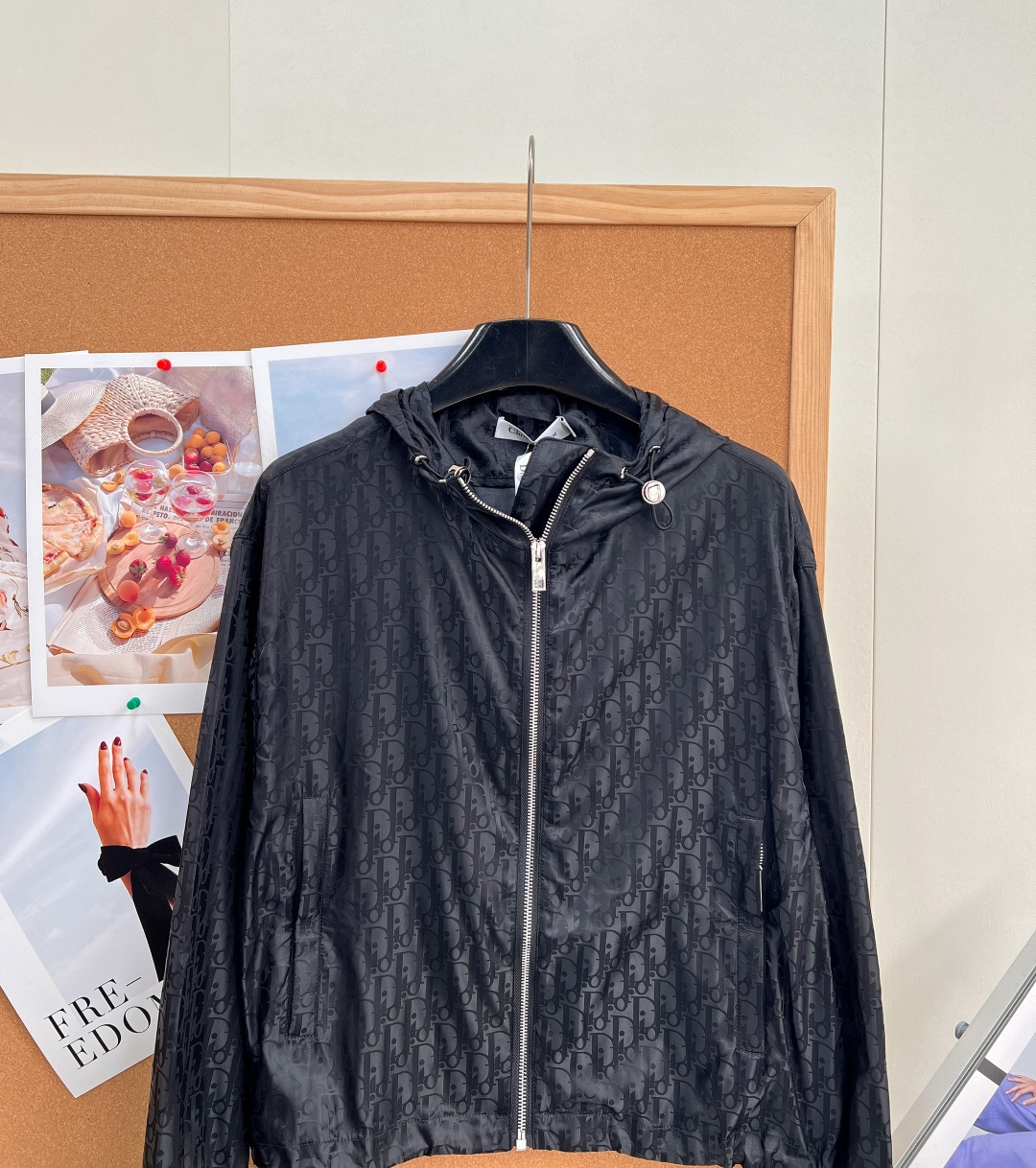 🆕DIOR Oblique提花满印防风连帽外套暗纹提花工艺，暗光之下纹理细腻浮现，摆脱直白logo的浮夸