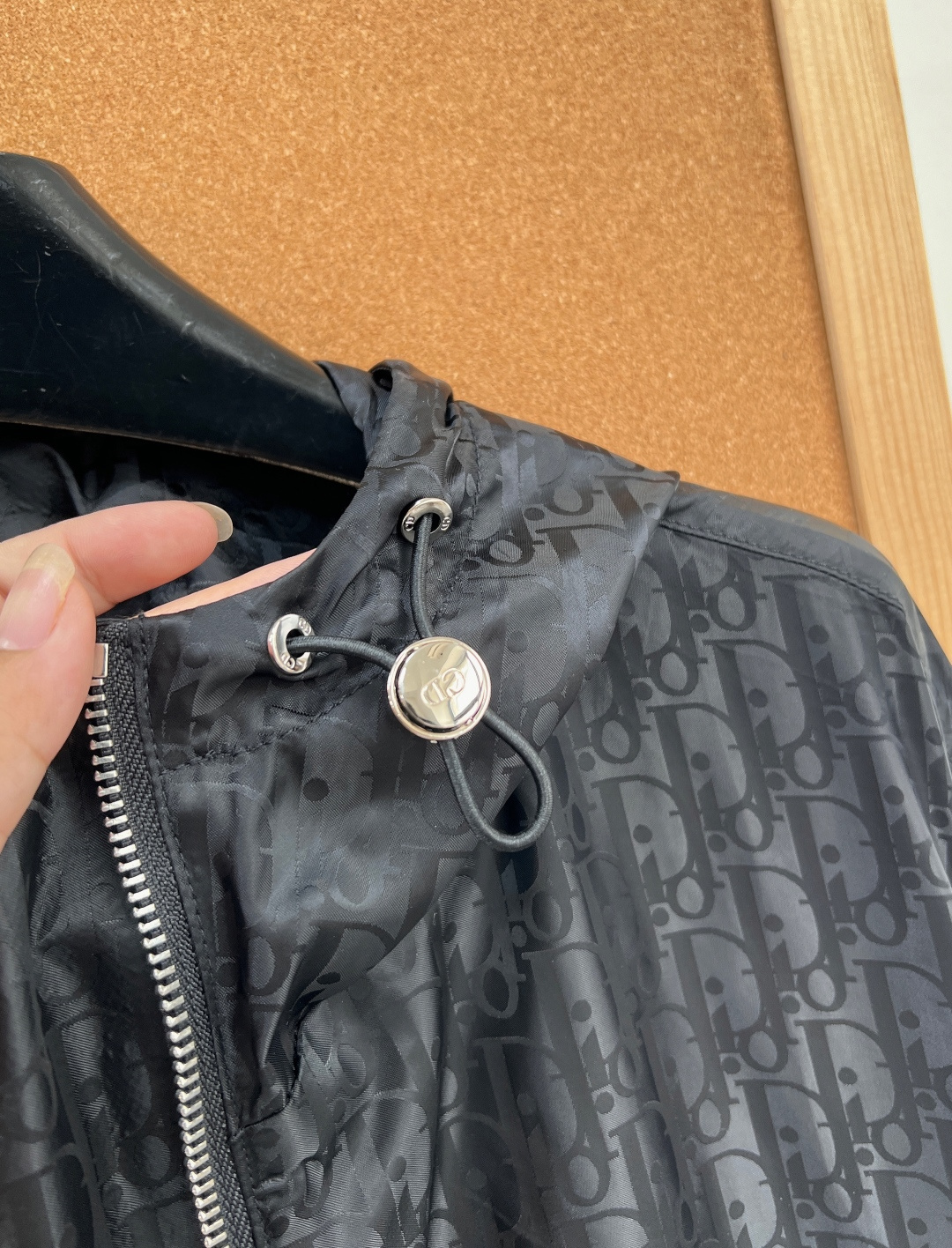 🆕DIOR Oblique提花满印防风连帽外套暗纹提花工艺，暗光之下纹理细腻浮现，摆脱直白logo的浮夸