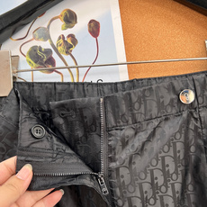 🆕DIOR Oblique提花满印裤裙暗纹提花工艺,暗光之下纹理细腻浮现,摆脱直白logo的浮夸感,尽显 🆕DIOR Oblique提花满印裤裙暗纹提花工艺,暗光之下纹理细腻浮现,摆脱直白logo的浮夸感,尽显