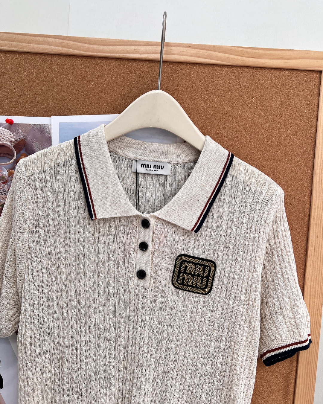 🆕MiuMiu26春夏复古绞花翻领针织Polo短袖，经典学院风撞色包边翻领，复古麻灰白底色搭配细密麻花绞