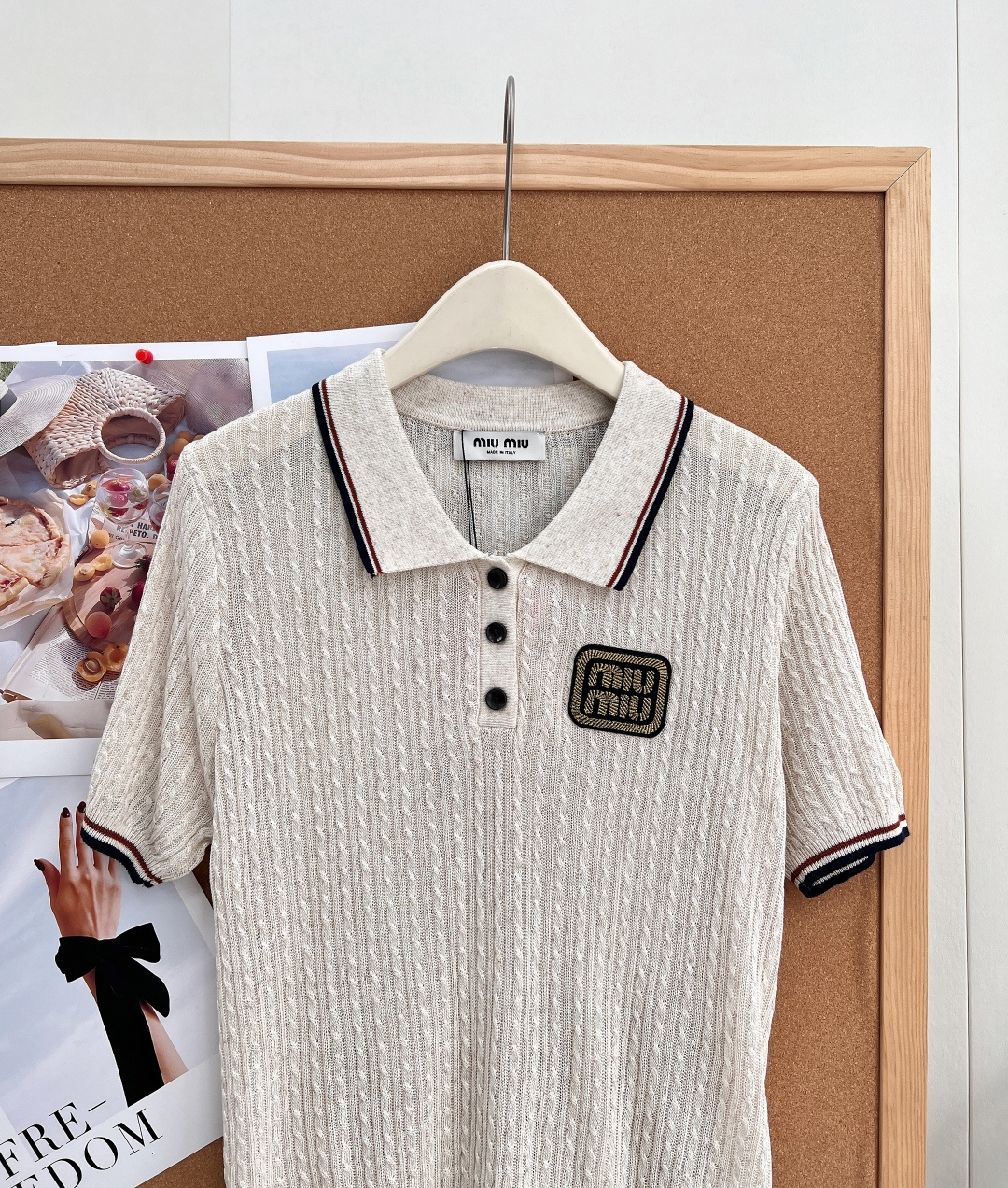 🆕MiuMiu26春夏复古绞花翻领针织Polo短袖，经典学院风撞色包边翻领，复古麻灰白底色搭配细密麻花绞