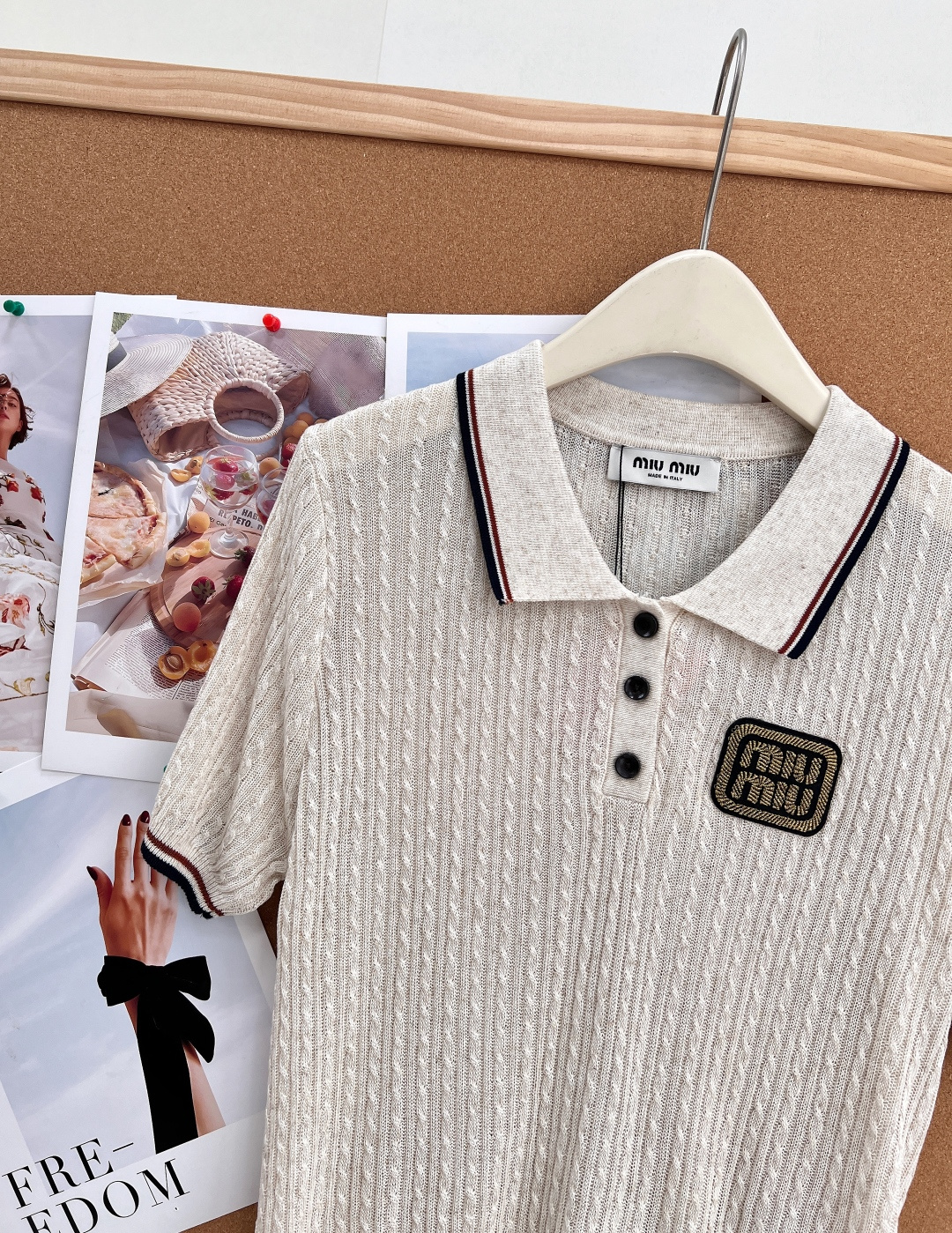 🆕MiuMiu26春夏复古绞花翻领针织Polo短袖，经典学院风撞色包边翻领，复古麻灰白底色搭配细密麻花绞