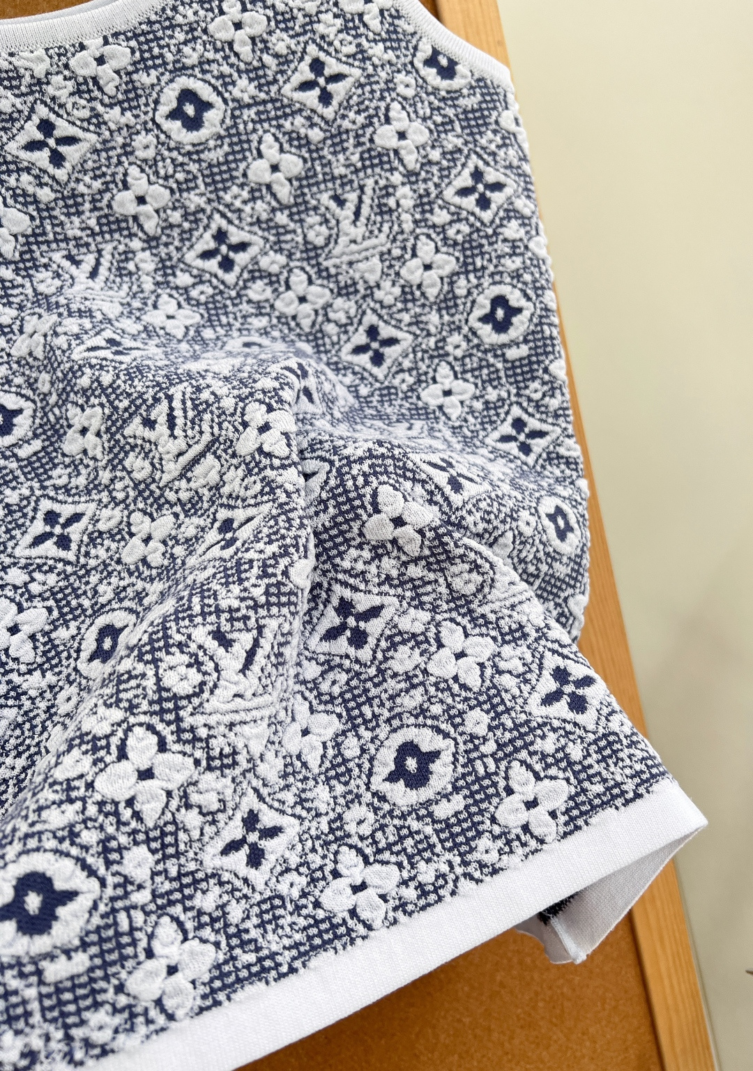🆕LOUIS VUITTON26春夏新款老花针织背心重磅上新💙满幅蓝白经典老花立体提花，肌理纹路饱满立体