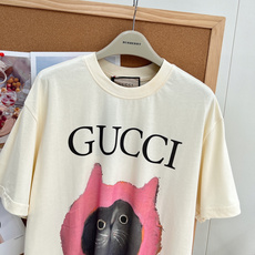 🆕 GUCCI 可爱猫咪印花短袖T恤。水彩印花可爱帅气又时髦的调调!设计感十足,干净又清爽 满满的青春活 🆕 GUCCI 可爱猫咪印花短袖T恤。水彩印花可爱帅气又时髦的调调!设计感十足,干净又清爽 满满的青春活