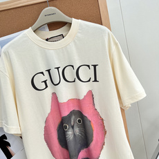 🆕 GUCCI 可爱猫咪印花短袖T恤。水彩印花可爱帅气又时髦的调调!设计感十足,干净又清爽 满满的青春活 🆕 GUCCI 可爱猫咪印花短袖T恤。水彩印花可爱帅气又时髦的调调!设计感十足,干净又清爽 满满的青春活