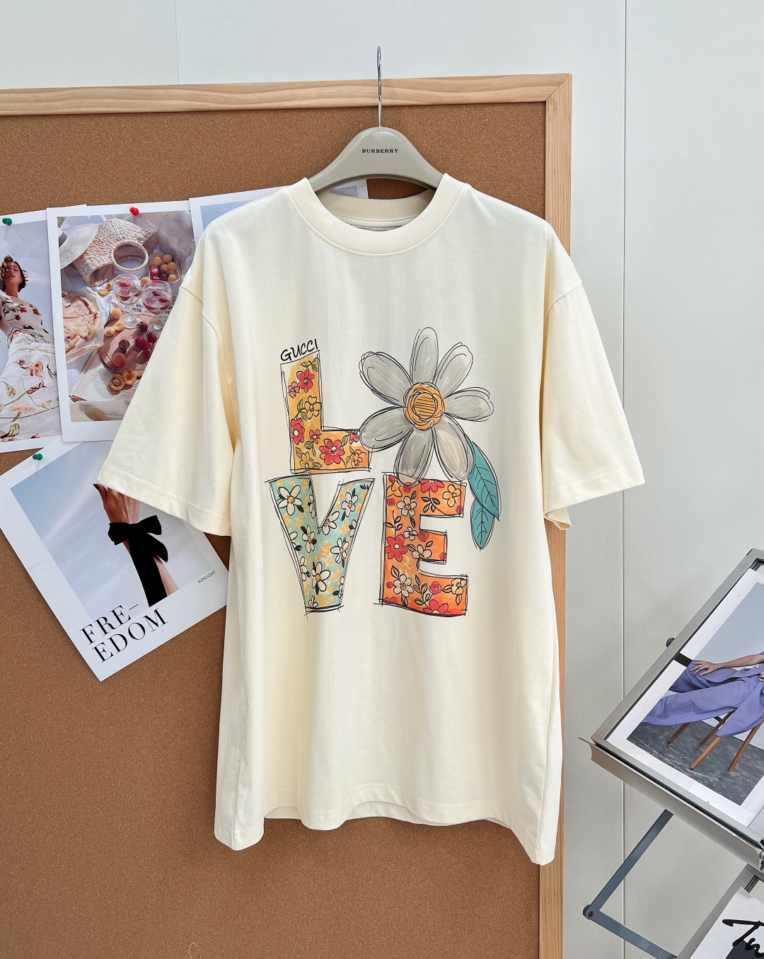 NO:907129,GUCCI flower-printed short-sleeved T-shirt has a casual and fashionable upper body. The fantasy-like pattern brings an imaginative fashion experience!  Custom-woven and dyed fabrics feel soft and smooth, and the upper body is skin-friendly and comfortable!  !  Cute and crit, the best item of the year. The upper body is super cute and good-looking. It is not only suitable for daily wear, but can also easily create a trendy look!  I am irresistible to cartoon graffiti with bright colors and high saturation, which directly touch the soul. The vintage style is properly grasped. It is cute and cute. A must-have for reducing age!  Size sml code,,gucci,T-shirt,tees,t-shirt,19860909GUCCI 花朵印花短袖T恤 上身休闲时尚 奇幻般的图案 带来充满想象力的时尚体验！定织定染面料 手感柔软顺滑 上身亲肤舒适！！可爱暴击 年度最佳单品 上身超可爱超好看 不仅适合日常穿搭 还能轻松打造出潮流look！对色彩鲜艳饱和度高的卡通涂鸦毫无抵抗力,直击灵魂 vintage风妥妥拿捏 又萌又可爱 减龄必备！ 尺码sml 编码,,gucci,T-shirt,tees，t-shirt,,Women's clothing
