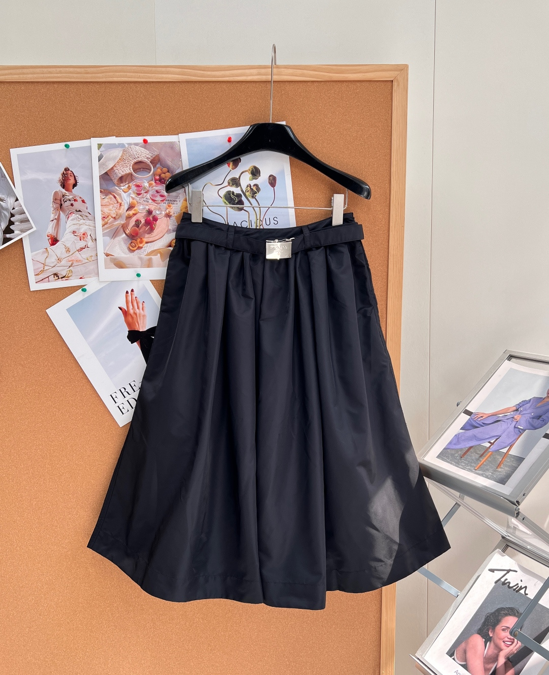 NO:907088,Prada's classic black high-waisted umbrella skirt, a must-have item for spring and summer 26. Timeless black minimalist tailoring, with high-end texture from big brands, a versatile item for daily wear. Customized high-density crisp nylon fabric, smooth and anti-wrinkle drape, three-dimensional pleats are shaped and not easy to collapse, and the upper body is neat and stylish. The original belt at the waist is matched with the iconic metal triangle logo, exquisite hardware embellishment, and the details are directly recognizable.  The high-waist pleated A-line wide hem version skillfully hides hip width and thigh fat. The moderate skirt length modifies the calf line and is suitable for all body types. It is suitable for matching with short tops, knitted sweaters, and shirts. It can easily create a high waistline and optimize the three-to-seven ratio. It can be used in many scenes such as commuting to the workplace, daily outings, and dating and shopping. It is low-key, elegant and attractive. It has all three standards. Available in stock~ Size sml code, prada, skirts, shirts,19860909Prada经典黑色高腰半身伞裙 26春夏百搭刚需款 永不过时的黑色系极简剪裁,自带大牌高级质感,日常穿搭万能搭配单品 定制高密挺括尼龙面料,顺滑抗皱垂坠感拉满,立体褶位定型不易塌垮,上身利落有型 腰间原配腰带搭配标志性金属三角徽标,精致五金点缀,细节辨识度直接拉满 高腰打褶A字阔摆版型,巧妙藏住胯宽、大腿赘肉,适中裙长修饰小腿线条,不挑各种身材 搭配短款小上衣、针织衫、衬衫都适配,轻松掐出高腰线优化三七比例 通勤职场、日常出街、约会逛街多场景驾驭,低调优雅又耐看,三标齐全,现货发～ 尺码sml 编码,,prada,skirts,shirts,,Women's clothing