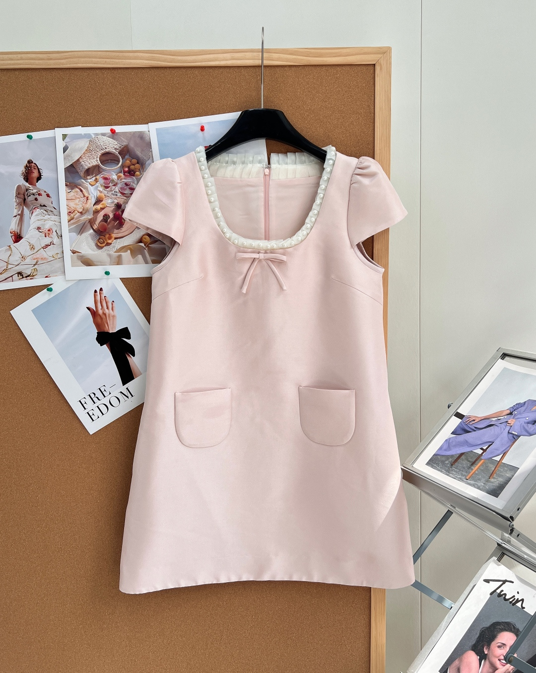 NO:907127,JORYA's new 26 spring and summer soft matte pink pearl collar gold-style dress, low-saturated nude pink satin with soft light filter, gentle and dignified, full of a rich girl atmosphere. Customized U-shaped collar surrounded by hand-sewn pearl trim, with a small bow of the same color in the middle, softly outlines the shoulder and neck lines, and a sense of sophistication. Retro small flying sleeves cut, just enough to cover the arm muscles, looking slim and gentle.  Symmetrical double patch pocket design on the front, replicating the style of retro ladies, simple straight H-shaped version, not tight or flattering, easily hides excess fat on the waist and abdomen. The high-density and delicate satin fabric is smooth and crisp, with a drapey texture that is not easy to wrinkle. The invisible zipper design on the back makes it easy to put on and take off. Suitable for afternoon tea dates, daily commuting, and light gatherings. It is gentle and well-behaved without losing the high-end temperament. New in stock, complete with three standards!  Size smlXl coding,,skirts,19860909JORYA卓雅26春夏新品柔雾粉珍珠领千金风连衣裙, 低饱和裸粉缎面自带柔光滤镜,温柔显贵,妥妥富家少女氛围感拉满 定制U型领环绕一圈手工缝制珍珠饰边,领口正中搭配同色系小巧蝴蝶结,柔和勾勒肩颈线条,精致感扑面而来 复古小巧小飞袖剪裁,恰到好处遮盖手臂拜拜肉,显瘦又温婉 正面对称双贴口袋设计,复刻复古名媛格调,简约直筒H型版型,不紧绷不挑身材,轻松藏住腰腹多余赘肉 高密细腻缎面面料顺滑挺括,垂坠有质感不易起皱,后幅隐形拉链设计,穿脱省心便捷 约会下午茶、日常通勤、轻聚会穿搭都适配,温柔乖巧又不失高级气质,现货上新,三标齐全！ 尺码smlXl 编码,,skirts,,Women's clothing