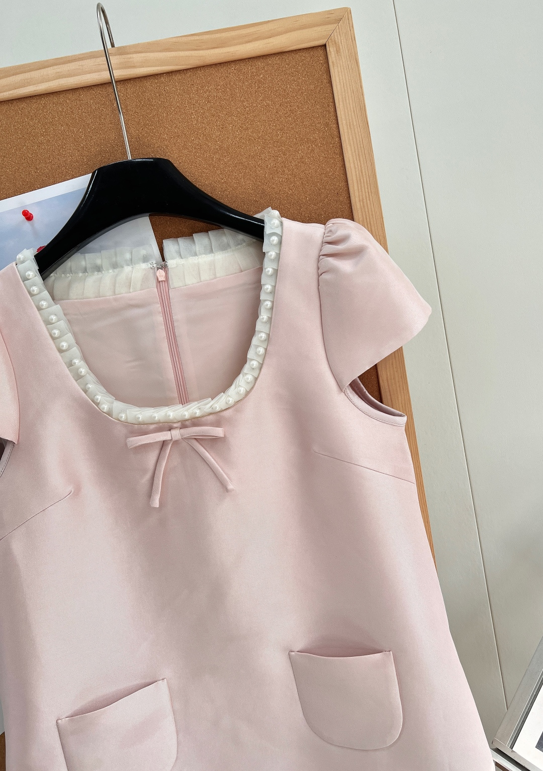 🆕JORYA卓雅26春夏新品柔雾粉珍珠领千金风连衣裙，低饱和裸粉缎面自带柔光滤镜，温柔显贵，妥妥富家少女