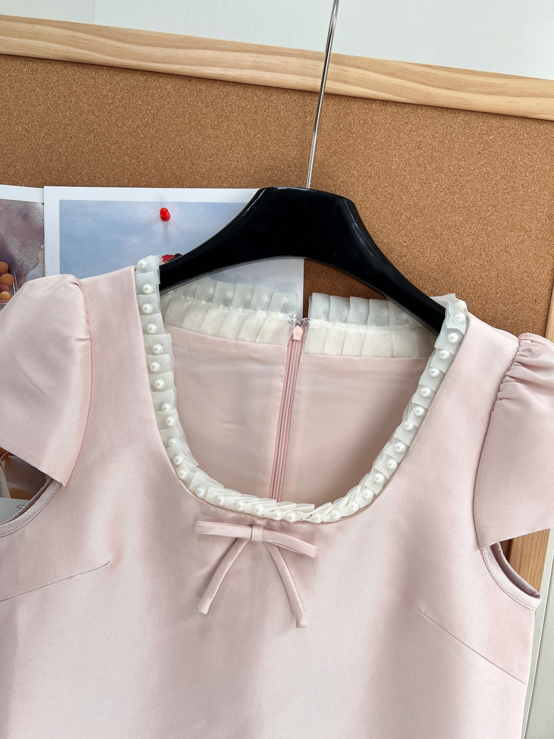 🆕JORYA卓雅26春夏新品柔雾粉珍珠领千金风连衣裙，低饱和裸粉缎面自带柔光滤镜，温柔显贵，妥妥富家少女