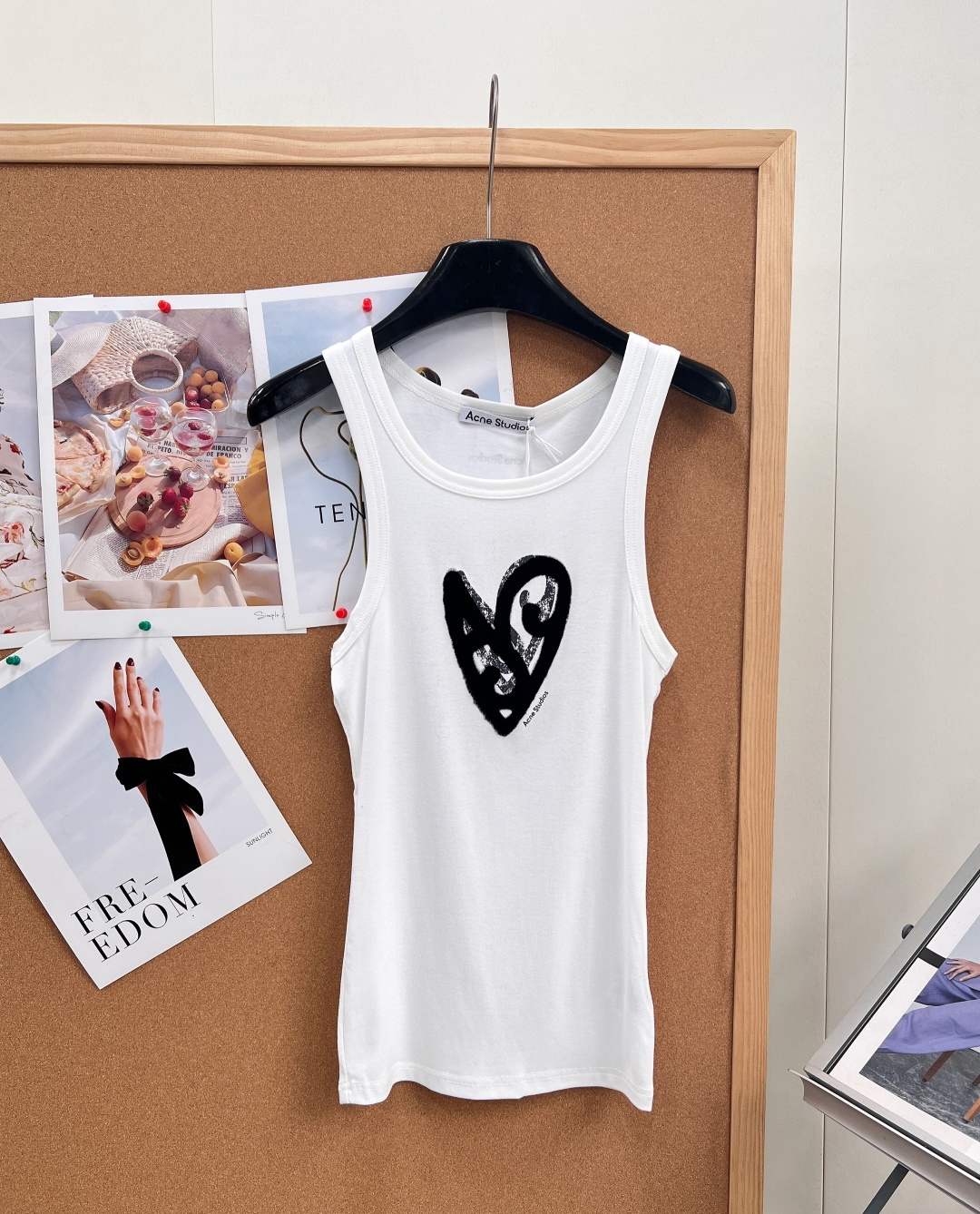 NO:908122,Acne Studios Love Flocked Racer Vest｜Simple white tone brings a casual and cool feel. The classic round neck racer shape with narrow shoulders, neat tailoring fits the body shape, and just outlines the waist and abdominal curves. It is not tight, slimming and can optimize the shoulder and back lines. The graffiti style love heart three-dimensional flocking print on the front is full and three-dimensional to the touch, and the black and white contrasting colors create a full visual layer. The niche design bids farewell to the monotony of basic models, and low-key highlights the brand style.  Select soft, waxy, high-elastic and skin-friendly knitted fabrics, breathable and sweat-wicking, with online elasticity. It is suitable for daily commuting, going out on the streets, and summer vacations. Wear it alone with a refreshing hot girl style, and wear it with a shirt/suit/sunscreen cardigan to easily unlock the layering atmosphere. It has a minimalist Nordic style that is casual and fashionable. Complete with three standards, large quantities of goods!  size sml code,acne studios,dior,shirts,business suit,19860909Acne Studios爱心植绒工字背心｜简约白调自带随性酷感 经典圆领工字窄肩版型,利落剪裁贴合身形,恰到好处勾勒腰腹曲线,修身不紧绷,显瘦又能优化肩背线条. 正面涂鸦风爱心立体植绒印花,触感饱满立体,黑白撞色视觉层次拉满,小众设计感告别基础款单调,低调彰显品牌格调. 甄选软糯高弹亲肤针织面料,透气排汗、弹力在线,日常通勤、街头出街、夏日度假都适配,单穿清爽辣妹风,外搭衬衫/西装/防晒开衫,轻松解锁叠穿氛围感,极简北欧风拿捏随性时髦调性.三标齐全,大货出！ 尺码sml 编码,,acne studios,dior,shirts,business suit,,Women's clothing