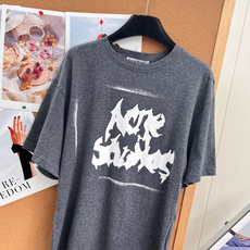 🆕Acne Studios做旧涂鸦字母破洞短袖,复古麻灰/浅卡其二色可选,自带复古水洗做旧基底,随性落肩 🆕Acne Studios做旧涂鸦字母破洞短袖,复古麻灰/浅卡其二色可选,自带复古水洗做旧基底,随性落肩