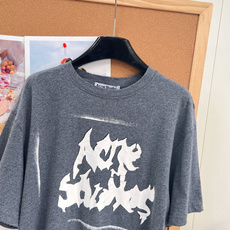 🆕Acne Studios做旧涂鸦字母破洞短袖,复古麻灰/浅卡其二色可选,自带复古水洗做旧基底,随性落肩 🆕Acne Studios做旧涂鸦字母破洞短袖,复古麻灰/浅卡其二色可选,自带复古水洗做旧基底,随性落肩