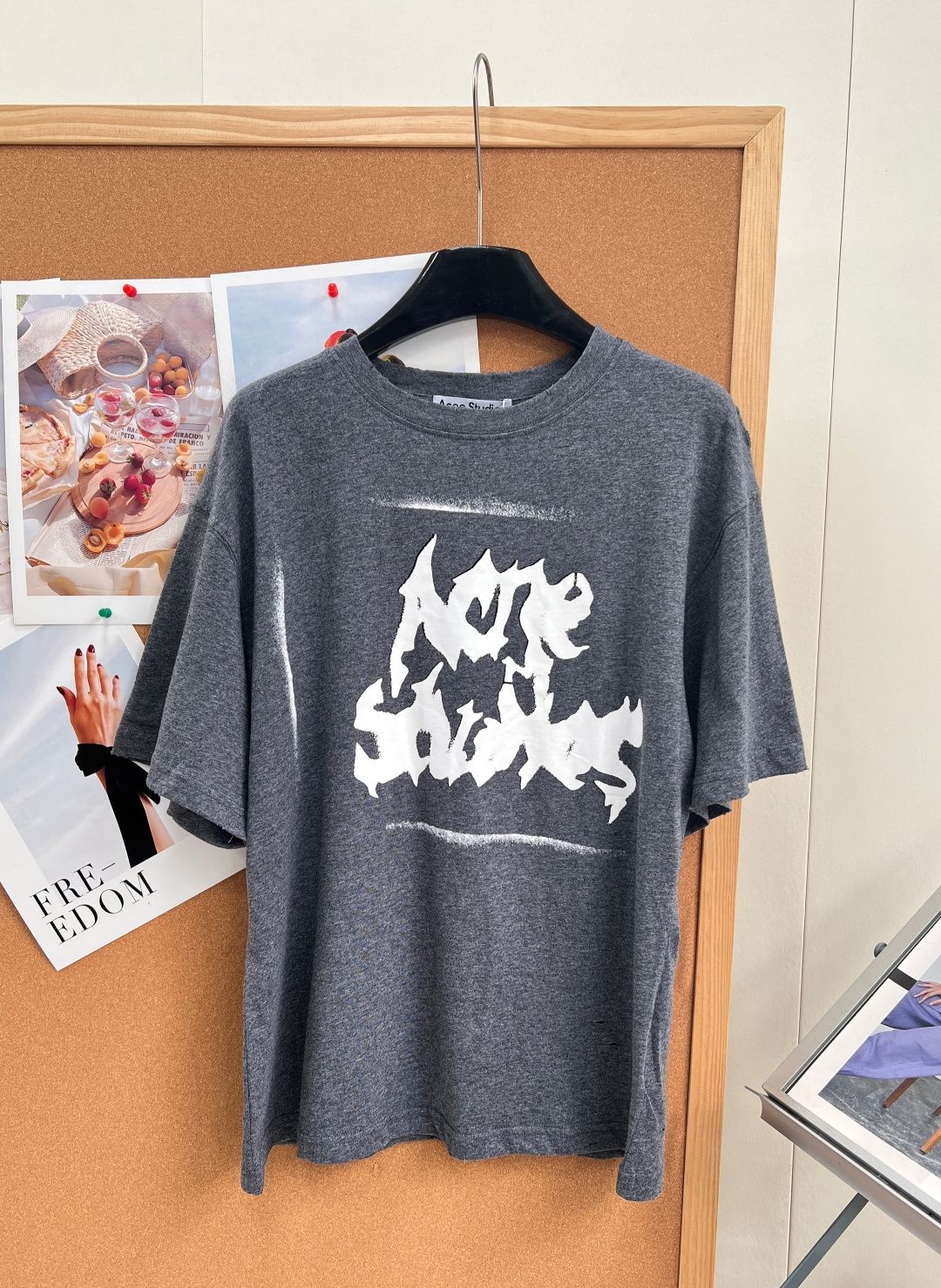 NO:908160,Acne Studios distressed graffiti lettered short sleeves, available in two colors of retro heather gray/light khaki, come with a retro washed distressed base, casual dropped shoulders and a loose fit, slimming down the body shape, and a lazy and relaxed feeling. The body is printed with zigzag torn graffiti lettering, and the mottled paint texture is full of artistic sense. It is matched with a hand-made hole design on the collar and hem, which directly adds to the deconstructed street atmosphere, and is not easy to hit the niche fashion style.  Selected heavy-weight washed cotton fabric, soft, breathable and not easily deformed. The upper body is soft and skin-friendly. It is suitable for daily matching with jeans, overalls, and casual shorts. It combines American retro + Nordic minimalism. It can be used for street filming, daily commuting, and leisure outings. One-click to choose casual fashion style. Three standards are complete, and large quantities are shipped!  Size sml code,acne studios,dior,shorts,jeans,T-shirt,19860909Acne Studios做旧涂鸦字母破洞短袖,复古麻灰/浅卡其二色可选,自带复古水洗做旧基底,随性落肩宽松版型,不挑身形藏肉显瘦,慵懒松弛感拉满. 衣身锯齿风撕裂涂鸦字母印花,斑驳刷漆质感艺术感十足,搭配领口、衣摆手工磨破孔洞设计,解构街头氛围直接拉满,小众潮范不易撞款. 精选重磅水洗棉面料,柔软透气不易变形,上身软糯亲肤,日常搭配牛仔裤、工装裤、休闲短裤都适配,美式复古+北欧极简结合,街头出片、日常通勤、休闲出游一键拿捏随性潮人穿搭.三标齐全,大货出！ 尺码sml 编码,,acne studios,dior,shorts,jeans,T-shirt,,Women's clothing
