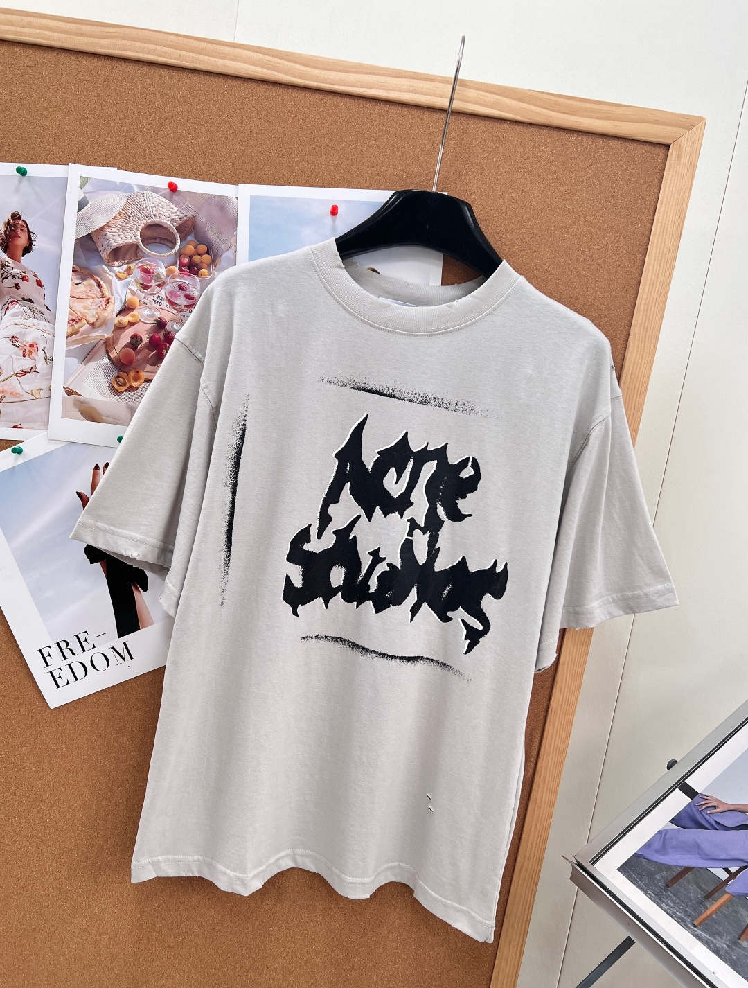 🆕Acne Studios做旧涂鸦字母破洞短袖，复古麻灰/浅卡其二色可选，自带复古水洗做旧基底，随性落肩