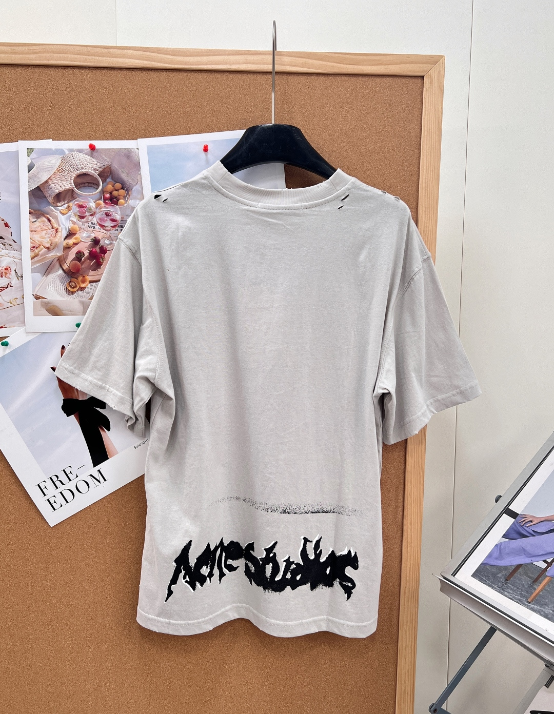 🆕Acne Studios做旧涂鸦字母破洞短袖，复古麻灰/浅卡其二色可选，自带复古水洗做旧基底，随性落肩