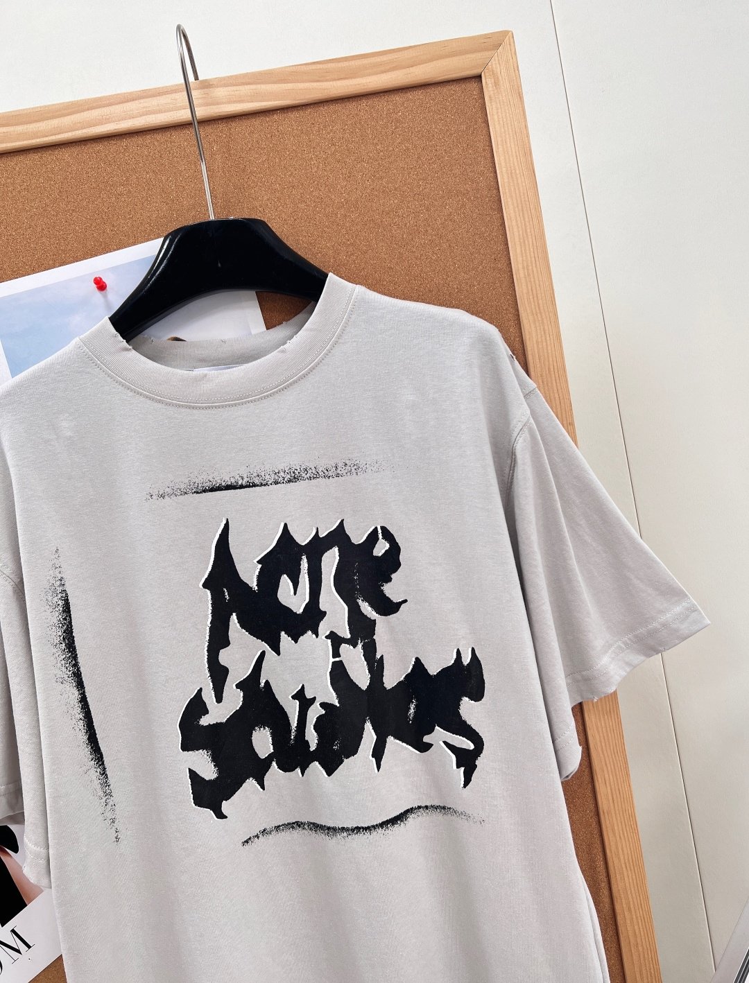 🆕Acne Studios做旧涂鸦字母破洞短袖，复古麻灰/浅卡其二色可选，自带复古水洗做旧基底，随性落肩