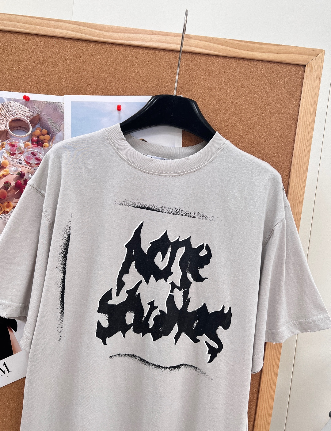 🆕Acne Studios做旧涂鸦字母破洞短袖，复古麻灰/浅卡其二色可选，自带复古水洗做旧基底，随性落肩