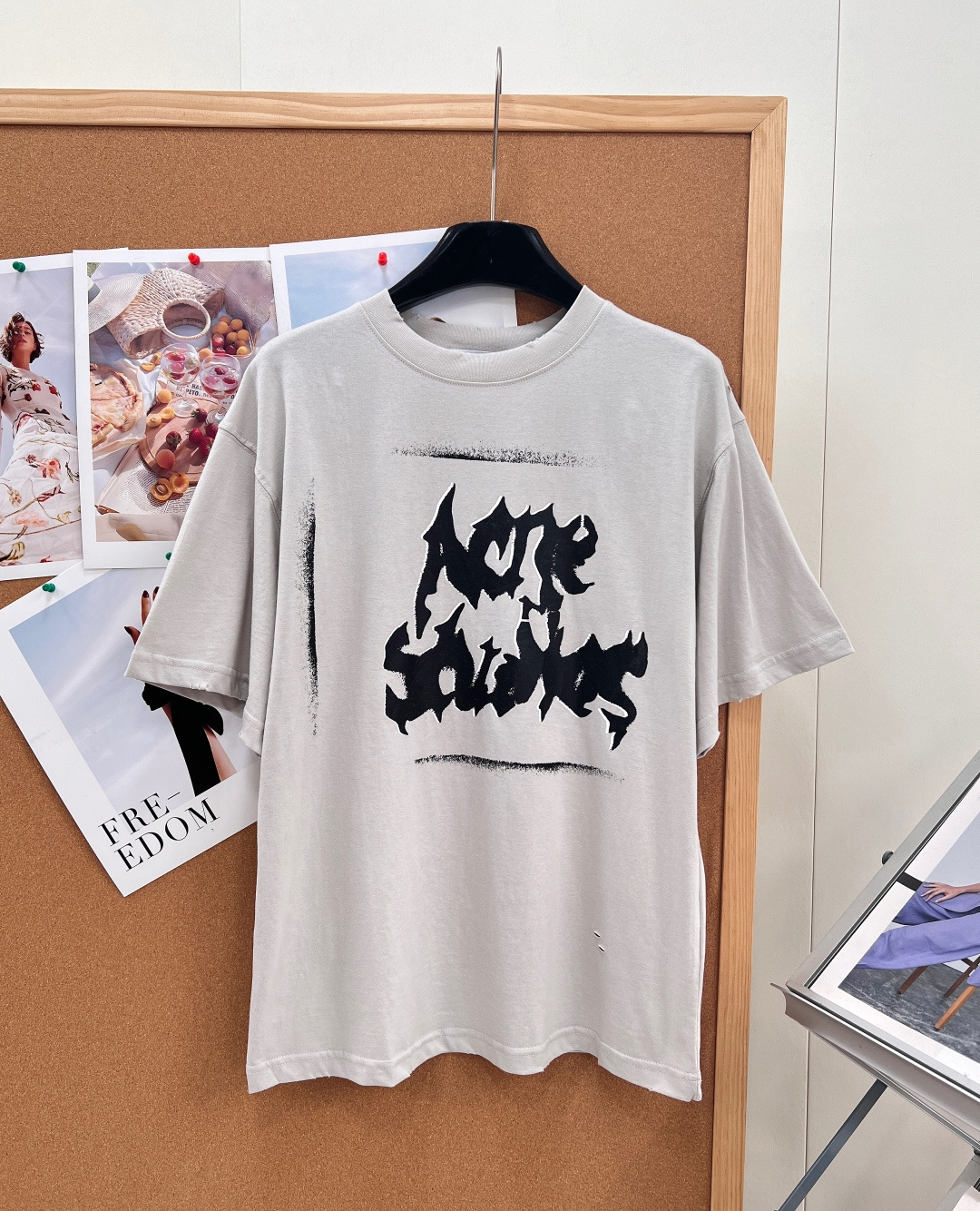NO:908150,Acne Studios distressed graffiti lettered short sleeves, available in two colors of retro heather gray/light khaki, come with a retro washed distressed base, casual dropped shoulders and a loose fit, slimming down the body shape, and a lazy and relaxed feeling. The body is printed with zigzag torn graffiti lettering, and the mottled paint texture is full of artistic sense. It is matched with a hand-made hole design on the collar and hem, which directly adds to the deconstructed street atmosphere, and is not easy to hit the niche fashion style.  Selected heavy-weight washed cotton fabric, soft, breathable and not easily deformed. The upper body is soft and skin-friendly. It is suitable for daily matching with jeans, overalls, and casual shorts. It combines American retro + Nordic minimalism. It can be used for street filming, daily commuting, and leisure outings. One-click to choose casual fashion style. Three standards are complete, and large quantities are shipped!  Size sml code,acne studios,dior,shorts,jeans,T-shirt,19860909Acne Studios做旧涂鸦字母破洞短袖,复古麻灰/浅卡其二色可选,自带复古水洗做旧基底,随性落肩宽松版型,不挑身形藏肉显瘦,慵懒松弛感拉满. 衣身锯齿风撕裂涂鸦字母印花,斑驳刷漆质感艺术感十足,搭配领口、衣摆手工磨破孔洞设计,解构街头氛围直接拉满,小众潮范不易撞款. 精选重磅水洗棉面料,柔软透气不易变形,上身软糯亲肤,日常搭配牛仔裤、工装裤、休闲短裤都适配,美式复古+北欧极简结合,街头出片、日常通勤、休闲出游一键拿捏随性潮人穿搭.三标齐全,大货出！ 尺码sml 编码,,acne studios,dior,shorts,jeans,T-shirt,,Women's clothing