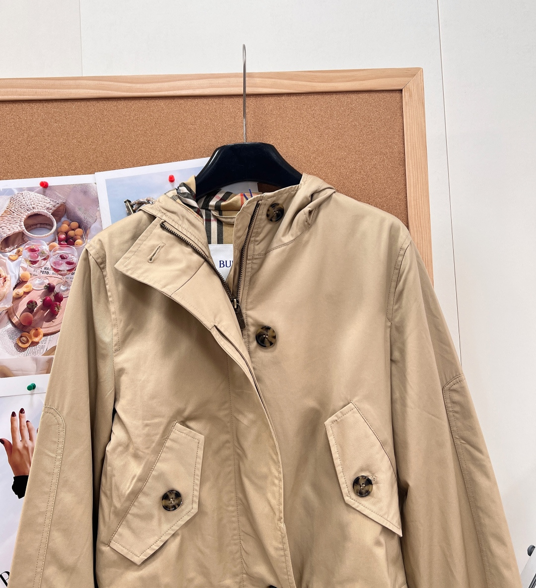 🆕Burberry早秋短款连帽风雪外套｜氛围感轻奢，甄选品牌经典棉质嘎巴甸面料，轻盈挺括自带防风防护属性
