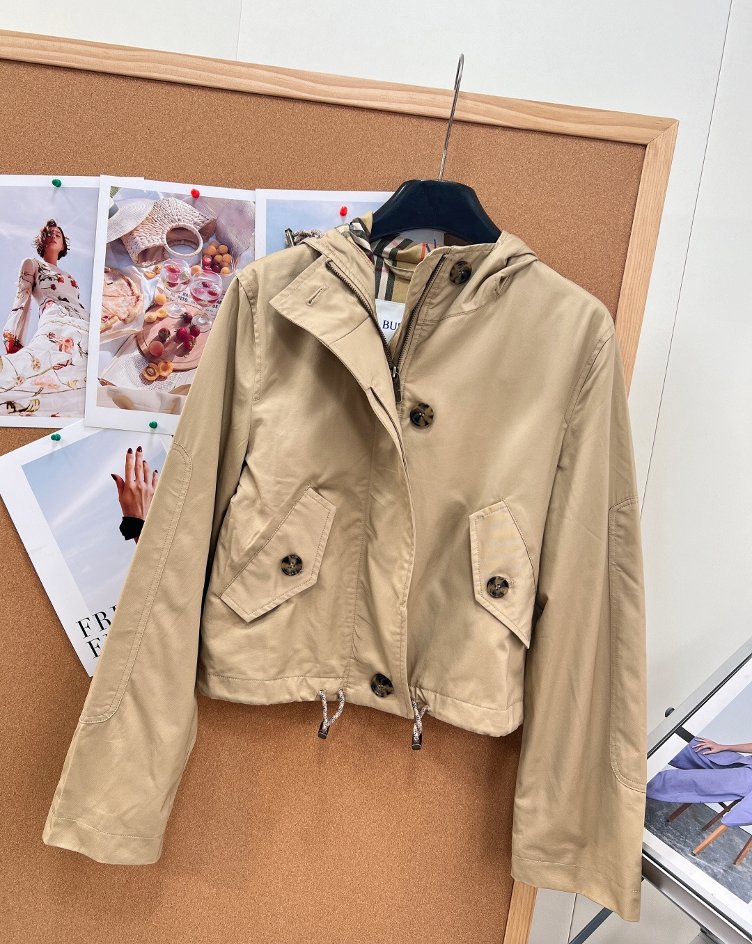 🆕Burberry早秋短款连帽风雪外套｜氛围感轻奢，甄选品牌经典棉质嘎巴甸面料，轻盈挺括自带防风防护属性