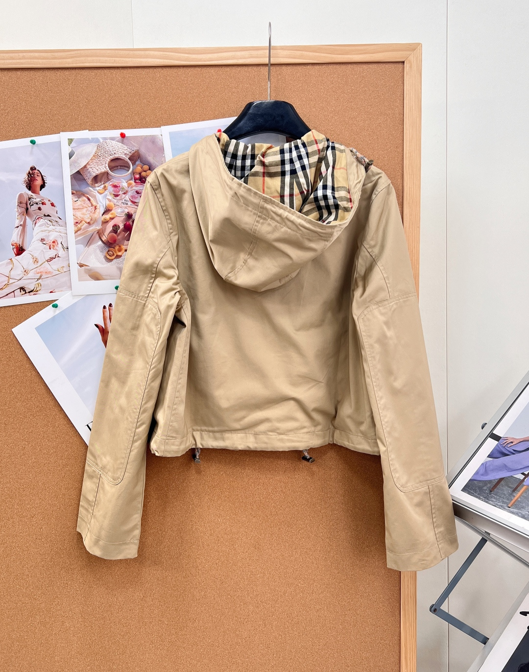 🆕Burberry早秋短款连帽风雪外套｜氛围感轻奢，甄选品牌经典棉质嘎巴甸面料，轻盈挺括自带防风防护属性