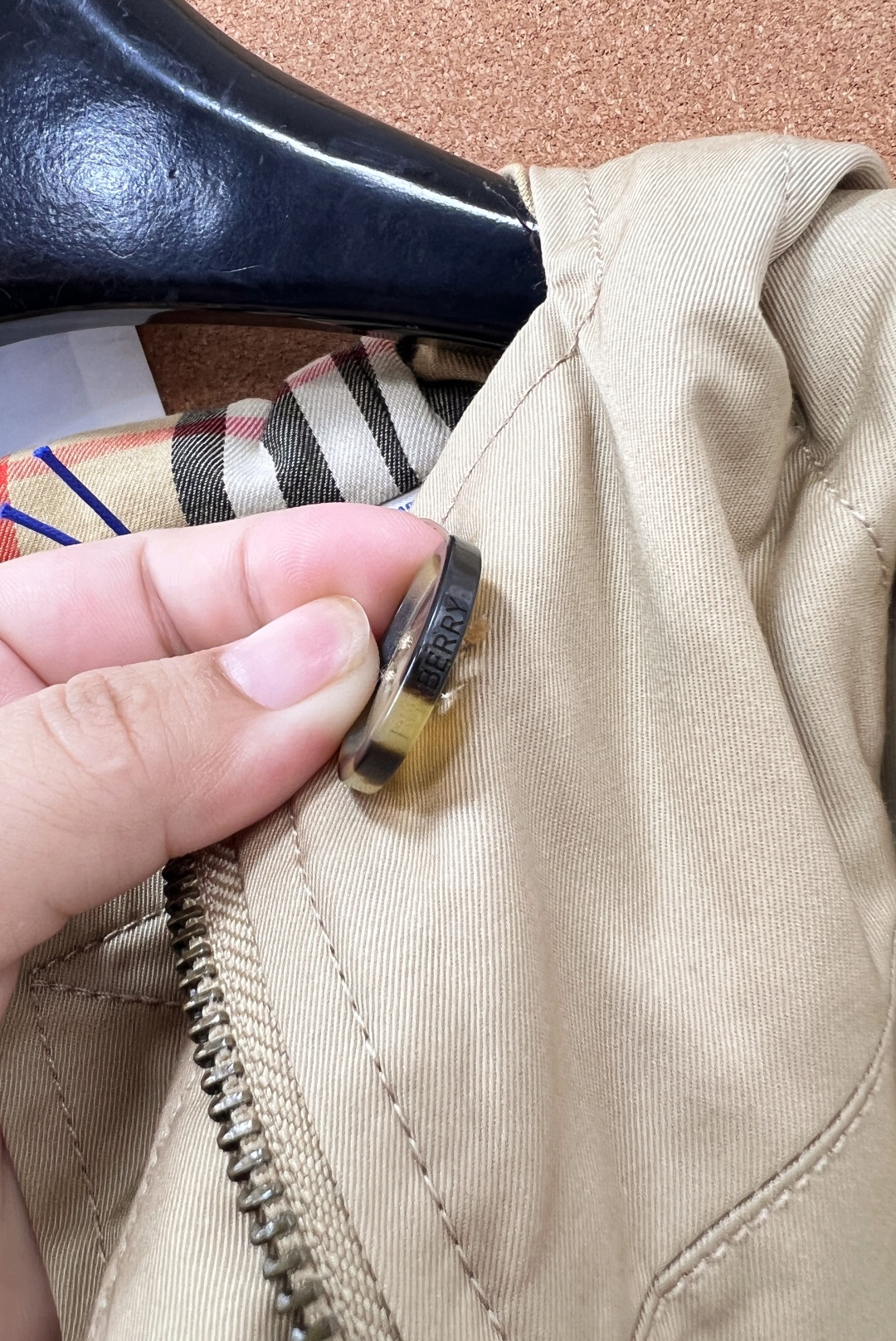 🆕Burberry早秋短款连帽风雪外套｜氛围感轻奢，甄选品牌经典棉质嘎巴甸面料，轻盈挺括自带防风防护属性
