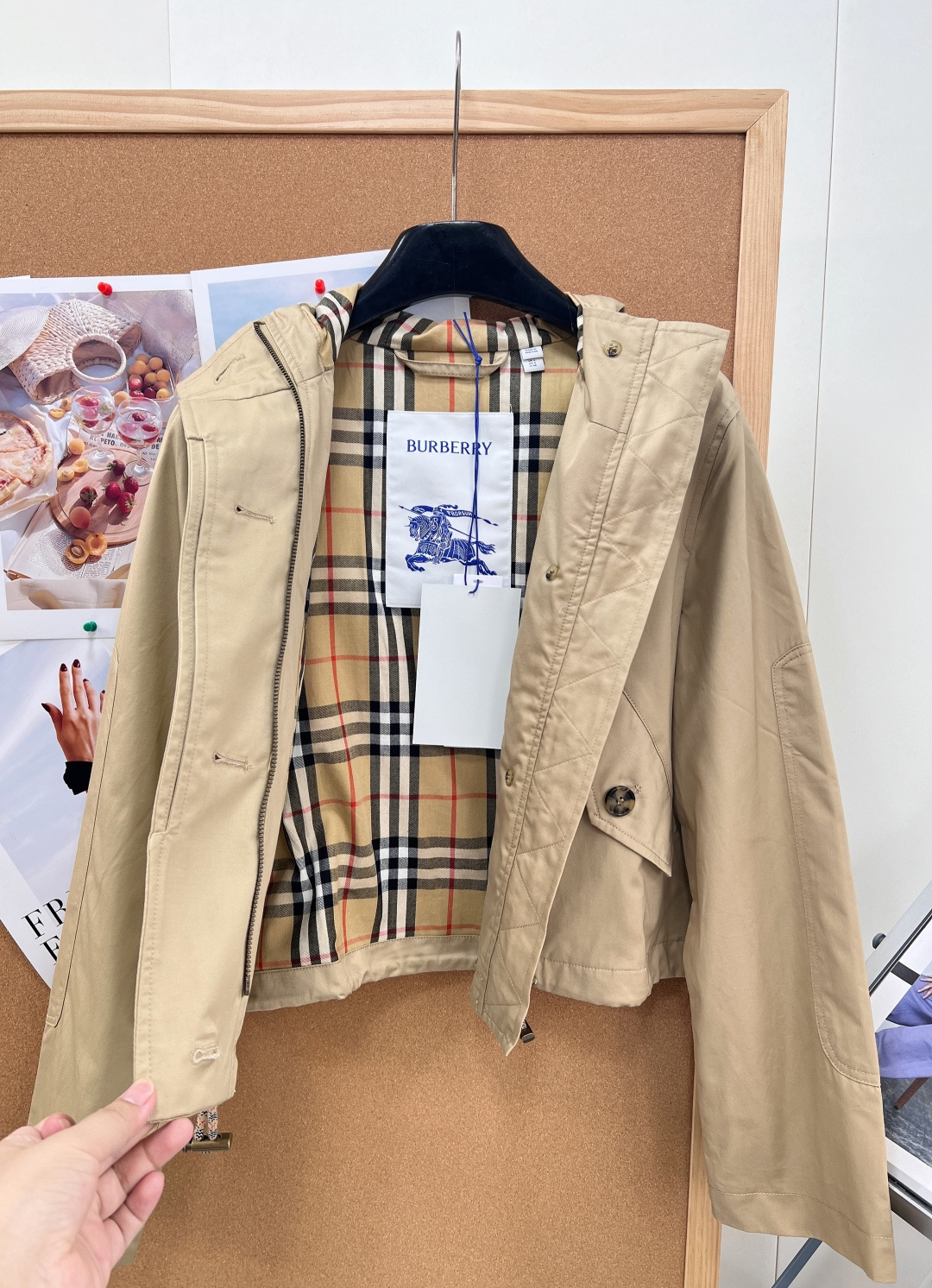 🆕Burberry早秋短款连帽风雪外套｜氛围感轻奢，甄选品牌经典棉质嘎巴甸面料，轻盈挺括自带防风防护属性