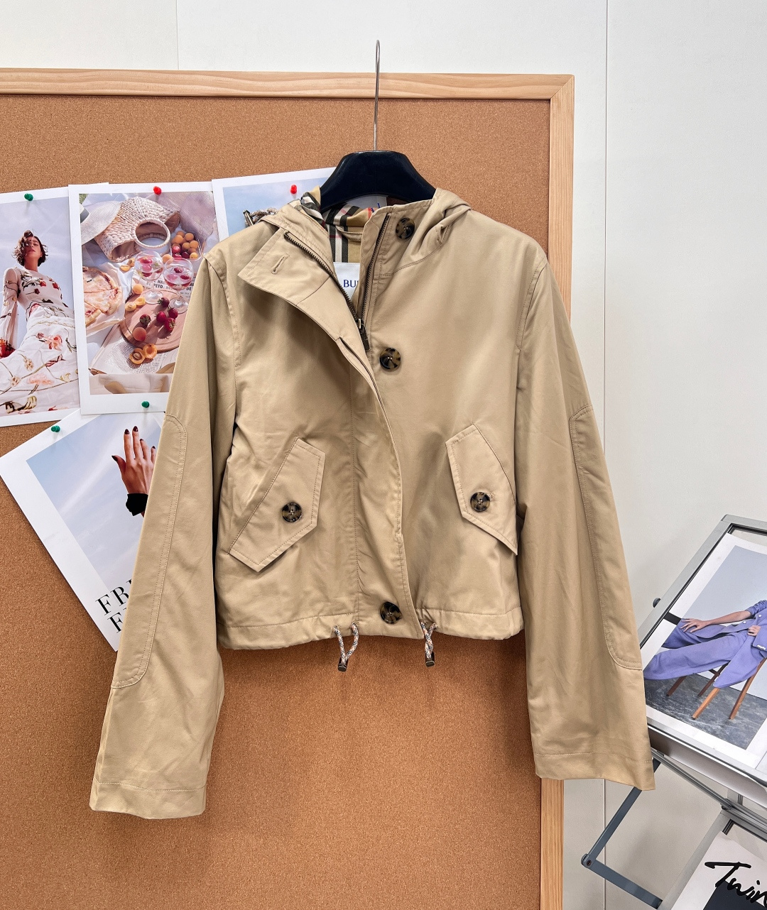 NO:908145,Burberry Early Autumn Short Hooded Wind and Snow Jacket | The atmosphere is light and luxurious. It is made of the brand's classic cotton gabardine fabric. It is light and crisp and has windproof and protective properties. It is smooth to the touch and not easy to wrinkle. It is windproof and breathable when worn in cool weather. It is suitable for daily commuting and short trips.  The light sky blue/warm khaki two-tone color is soft and elegant, and the neat short cut optimizes the body proportions, making it easy for a small person to wear it with long legs. The hidden placket is matched with vintage brass buttons, and the simple lines hide exquisite details. The classic plaid lining inside, and the corners of the clothes can be opened to show the brand recognition.  The exclusive plaid drawstring at the hem can be freely cinched, and can be switched between loose and casual/slim-fitting styles. The hooded design takes into account both practicality and style. It is suitable for matching with dresses, jeans, and casual trousers. It has a relaxed British retro style, low-key, noble and unobtrusive. Two colors!  Three complete standards ~ size sml code, burberry, skirts, jeans, jackets & coats, hats,19860909Burberry早秋短款连帽风雪外套｜氛围感轻奢,甄选品牌经典棉质嘎巴甸面料,轻盈挺括自带防风防护属性,触感顺滑不易褶皱,微凉天气穿着挡风又透气,日常通勤、短途出游都适配. 浅天蓝/暖卡其双色温柔上线,利落短款剪裁优化身材比例,小个子轻松穿出三七分大长腿；隐藏式门襟搭配复古黄铜质感纽扣,简约线条暗藏精致细节,内里经典格纹衬里,翻开衣角尽显品牌辨识度. 下摆专属格纹抽绳自由收束,可切换宽松随性/修身利落两种版型,连帽设计兼顾实用性与造型感,搭配连衣裙、牛仔裤、休闲西裤皆适配,英式复古松弛格调拉满,低调显贵不张扬.两色出！三标齐全～ 尺码sml 编码,,burberry,skirts,jeans,jackets & coats,hats,,Women's clothing