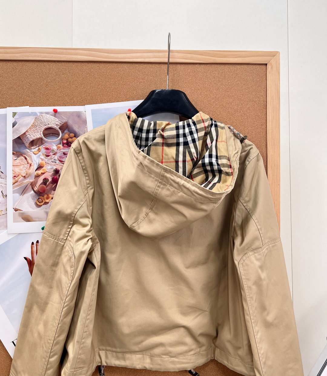 🆕Burberry早秋短款连帽风雪外套｜氛围感轻奢，甄选品牌经典棉质嘎巴甸面料，轻盈挺括自带防风防护属性