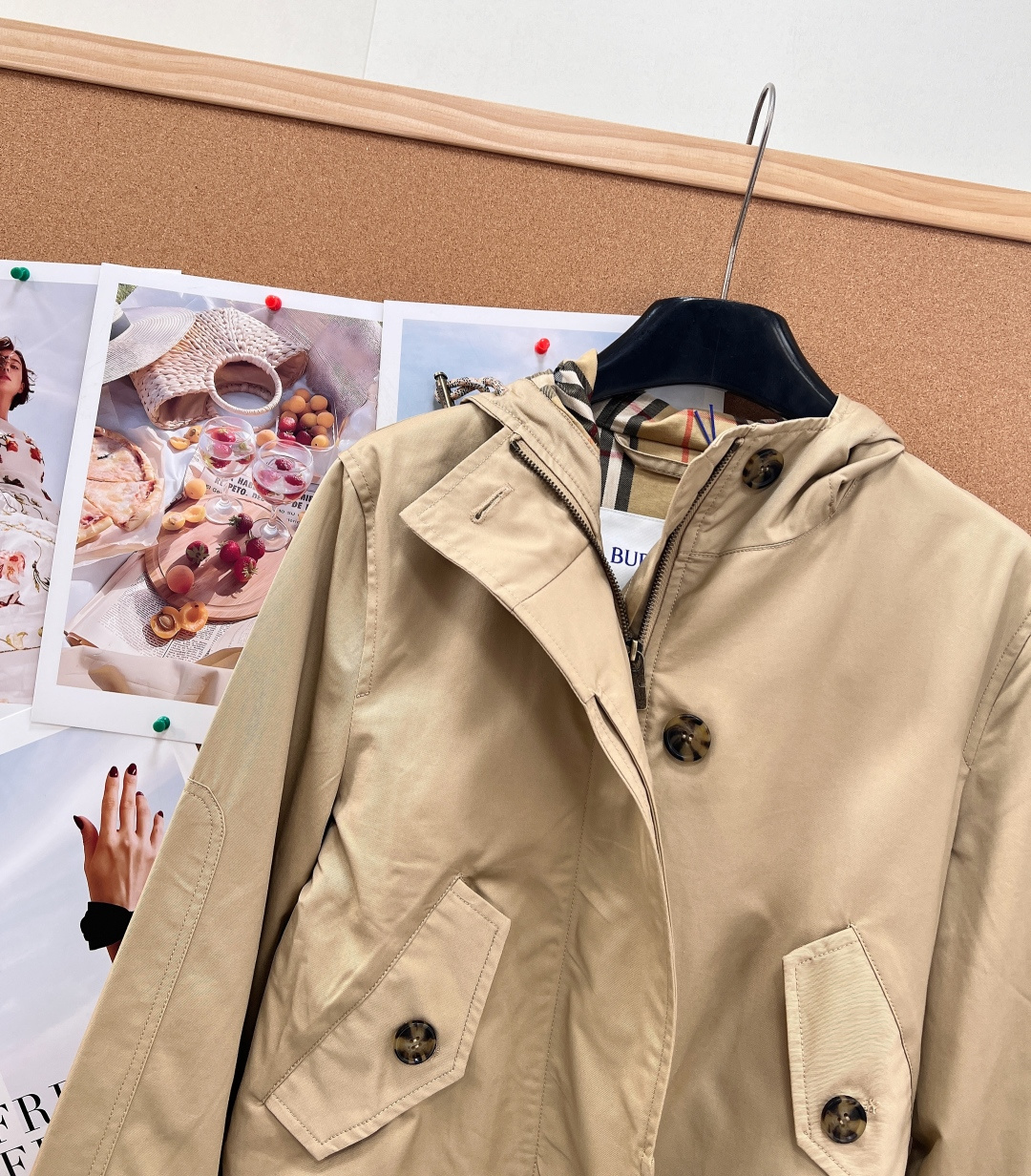 🆕Burberry早秋短款连帽风雪外套｜氛围感轻奢，甄选品牌经典棉质嘎巴甸面料，轻盈挺括自带防风防护属性