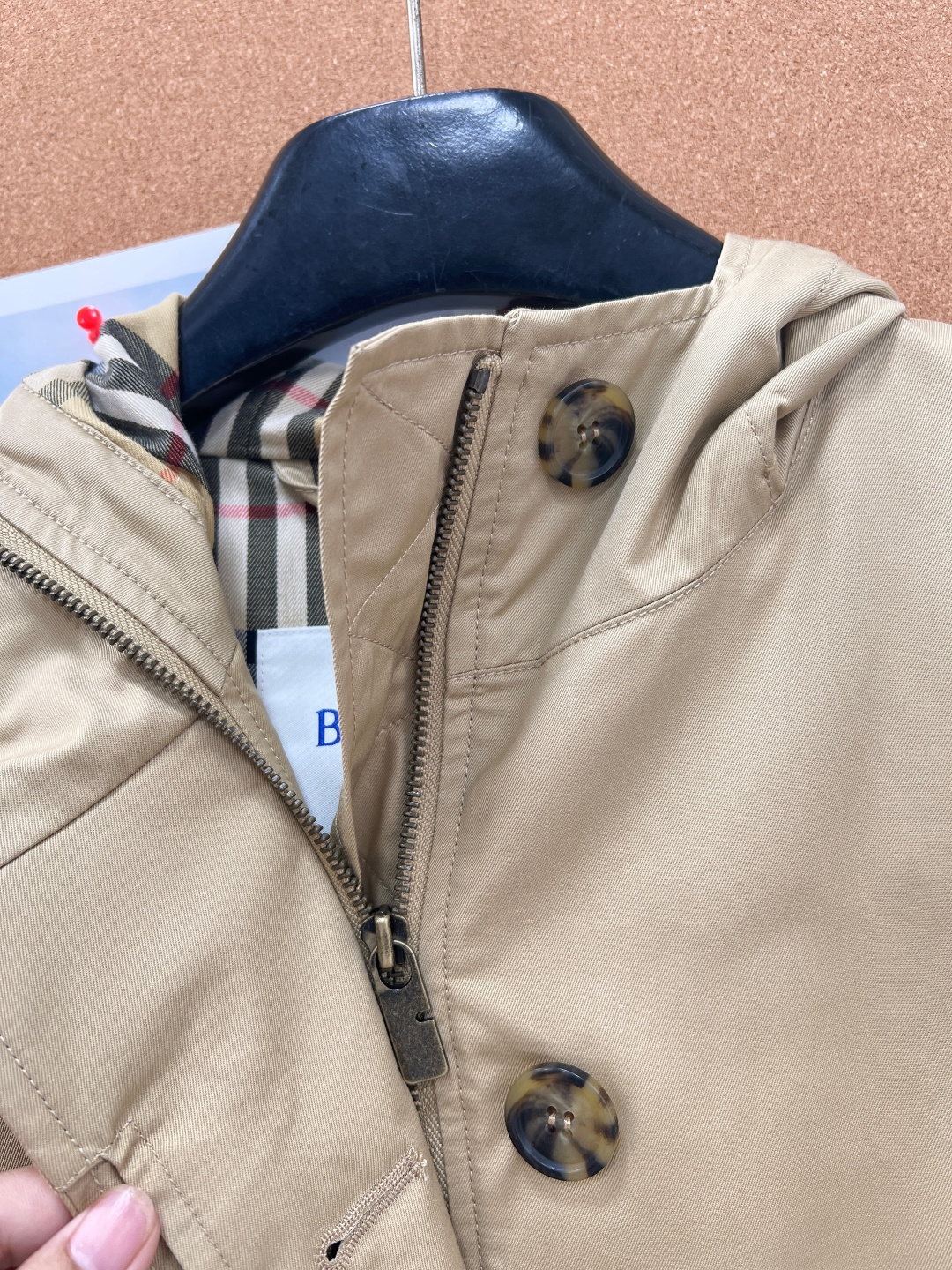 🆕Burberry早秋短款连帽风雪外套｜氛围感轻奢，甄选品牌经典棉质嘎巴甸面料，轻盈挺括自带防风防护属性