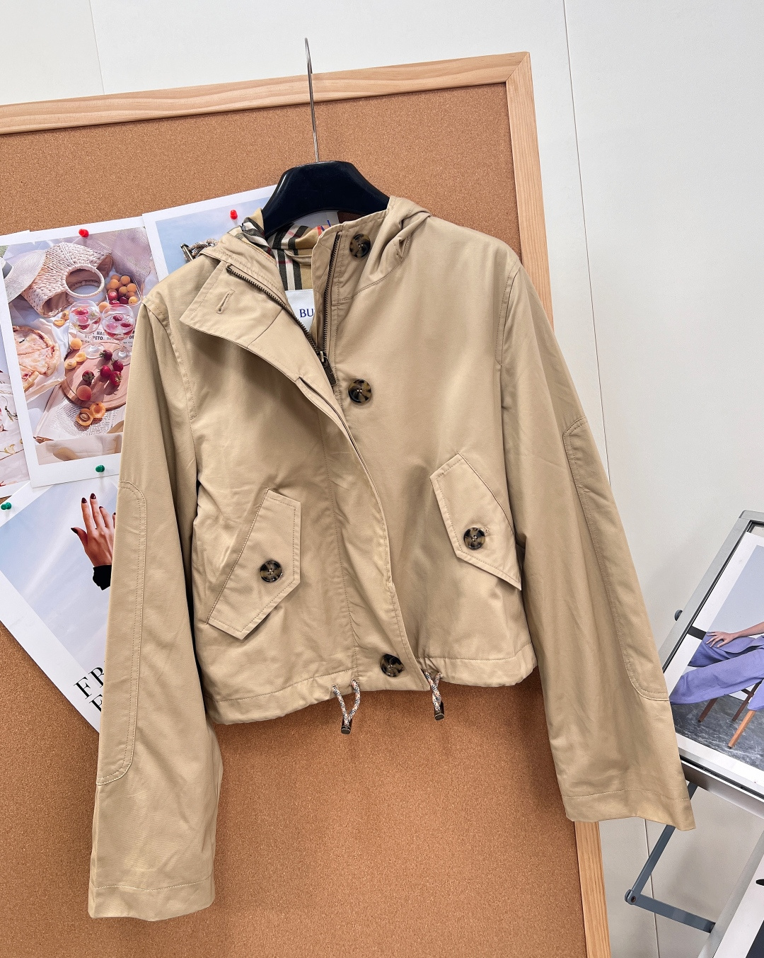 🆕Burberry早秋短款连帽风雪外套｜氛围感轻奢，甄选品牌经典棉质嘎巴甸面料，轻盈挺括自带防风防护属性