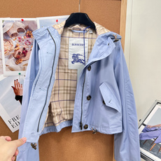🆕Burberry早秋短款连帽风雪外套|氛围感轻奢,甄选品牌经典棉质嘎巴甸面料,轻盈挺括自带防风防护属性 🆕Burberry早秋短款连帽风雪外套|氛围感轻奢,甄选品牌经典棉质嘎巴甸面料,轻盈挺括自带防风防护属性