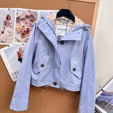 🆕Burberry早秋短款连帽风雪外套|氛围感轻奢,甄选品牌经典棉质嘎巴甸面料,轻盈挺括自带防风防护属性 🆕Burberry早秋短款连帽风雪外套|氛围感轻奢,甄选品牌经典棉质嘎巴甸面料,轻盈挺括自带防风防护属性