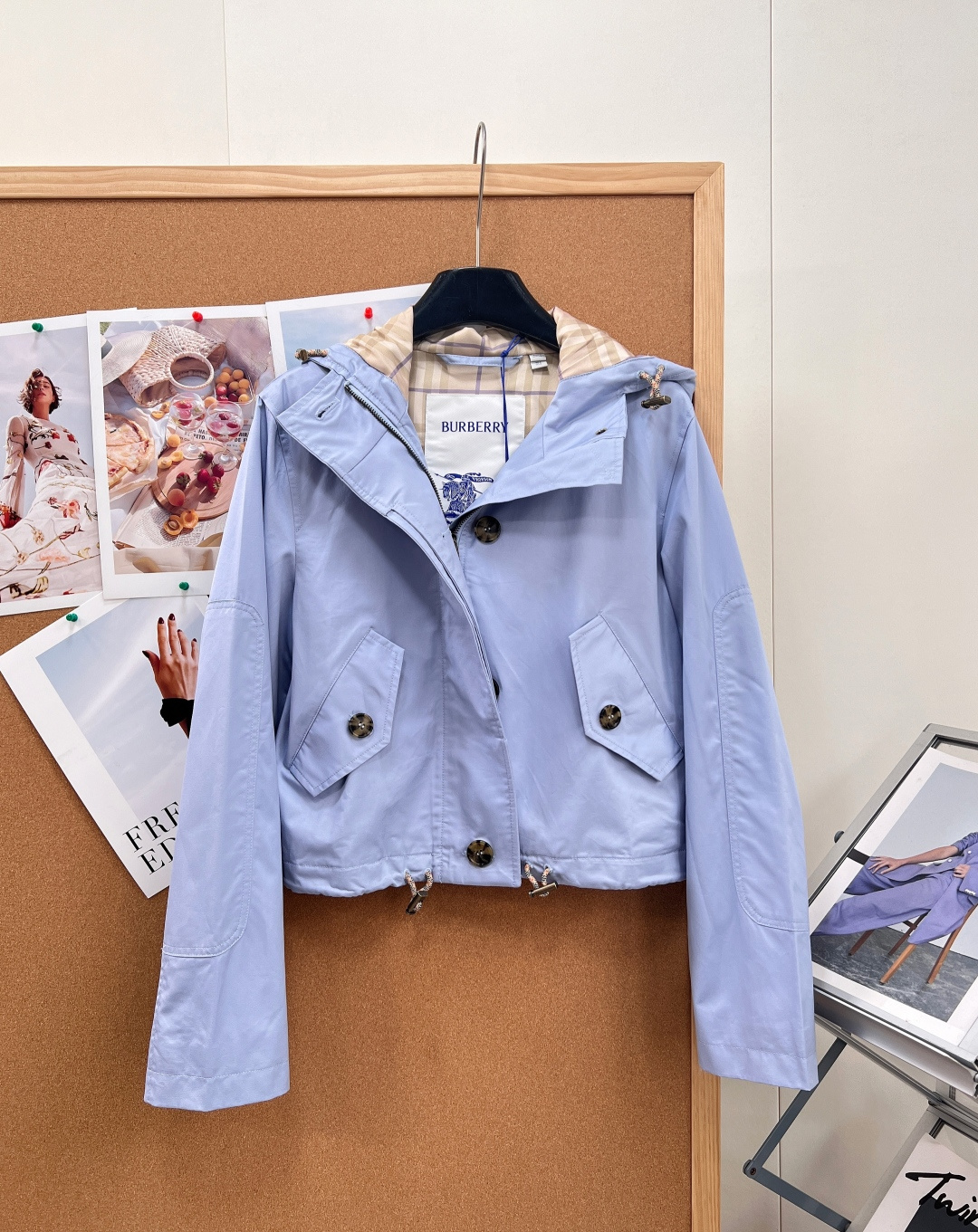 🆕Burberry早秋短款连帽风雪外套｜氛围感轻奢，甄选品牌经典棉质嘎巴甸面料，轻盈挺括自带防风防护属性